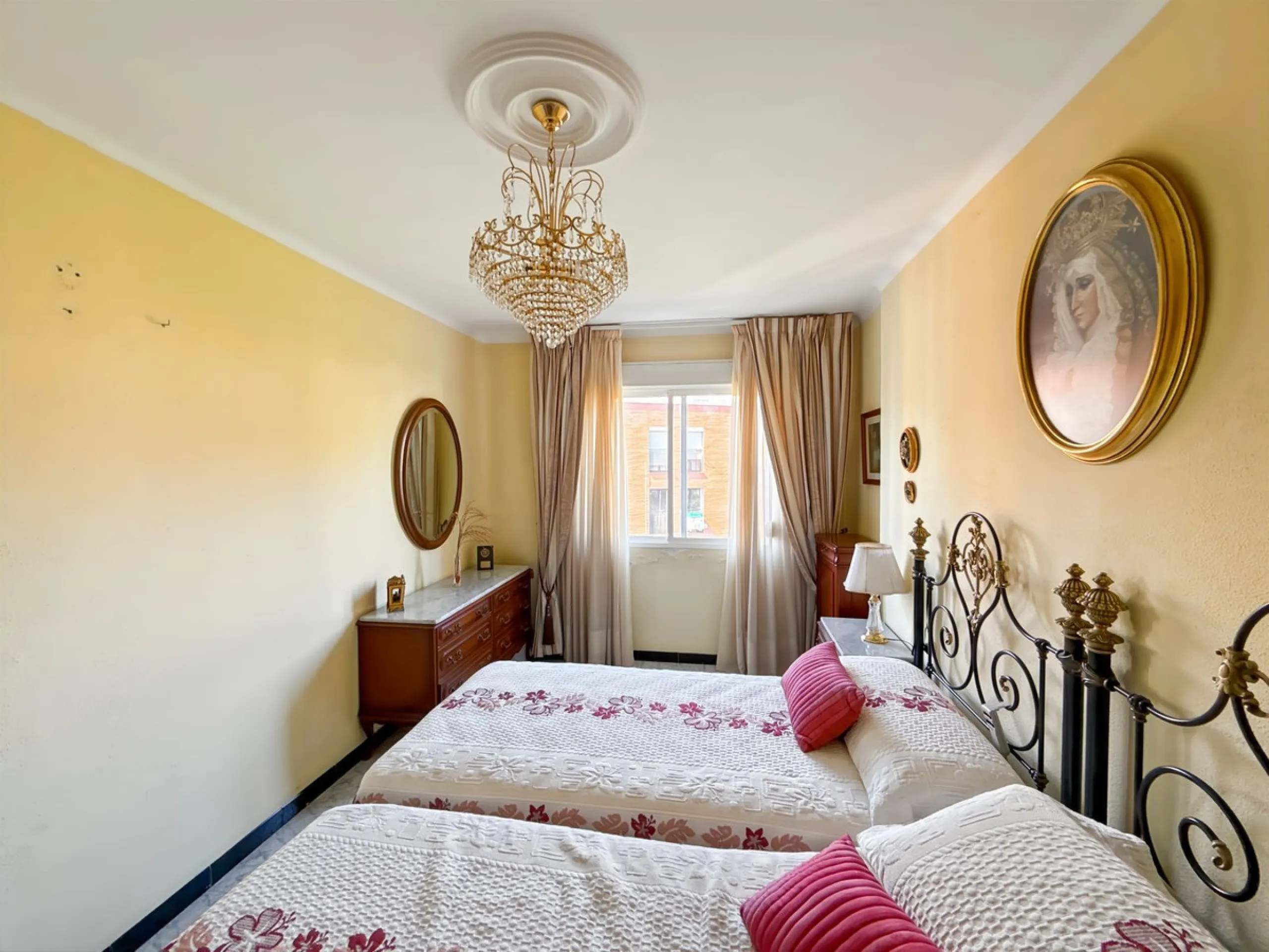 In the vibrant heart of Málaga, in the emblematic El Ejido neighborhood, there's a home like no other. A place that offers not just space, but stories to be written, moments to be lived, and light… endless light. Located on the fifth floor of a building w