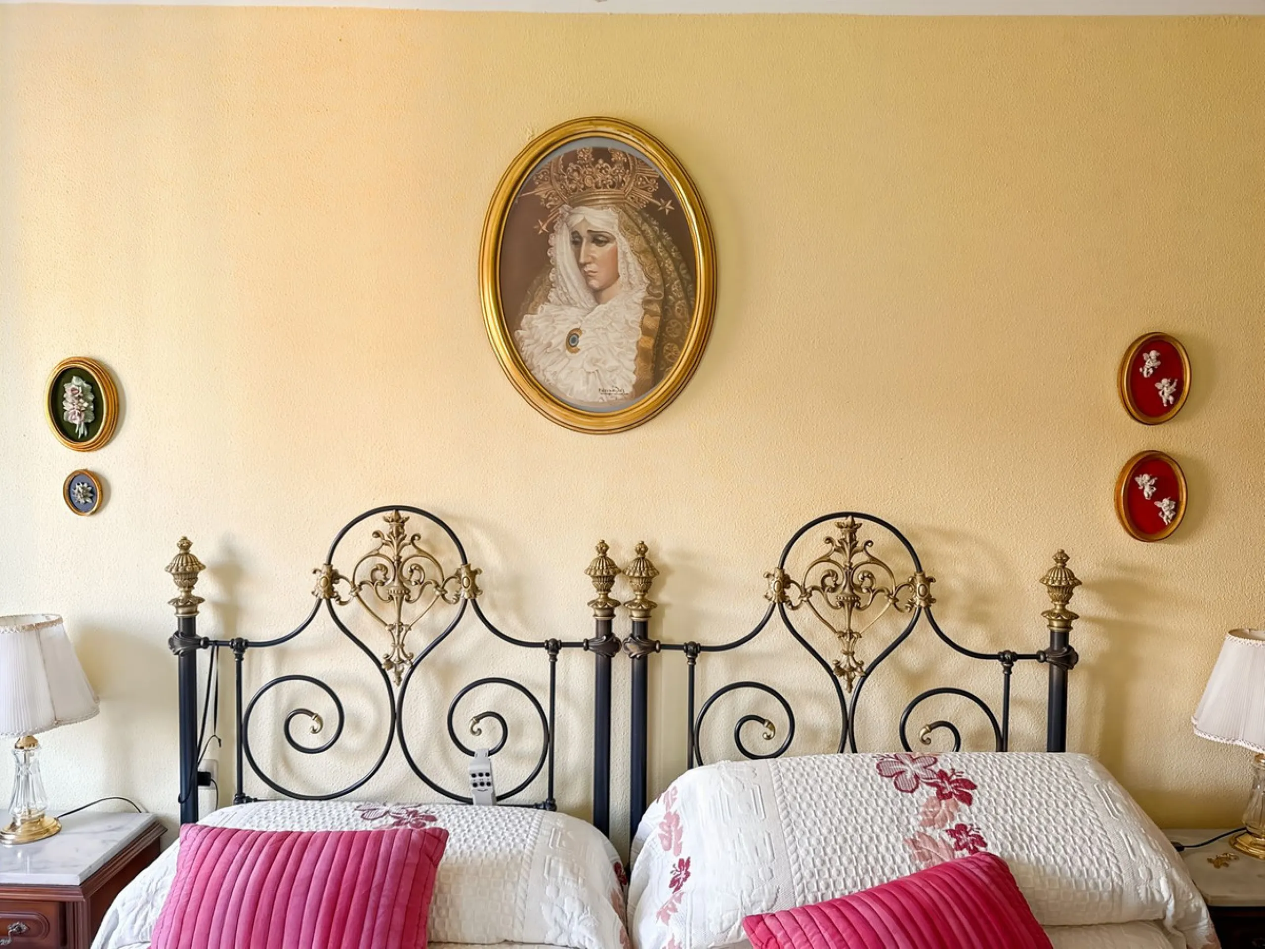 In the vibrant heart of Málaga, in the emblematic El Ejido neighborhood, there's a home like no other. A place that offers not just space, but stories to be written, moments to be lived, and light… endless light. Located on the fifth floor of a building w