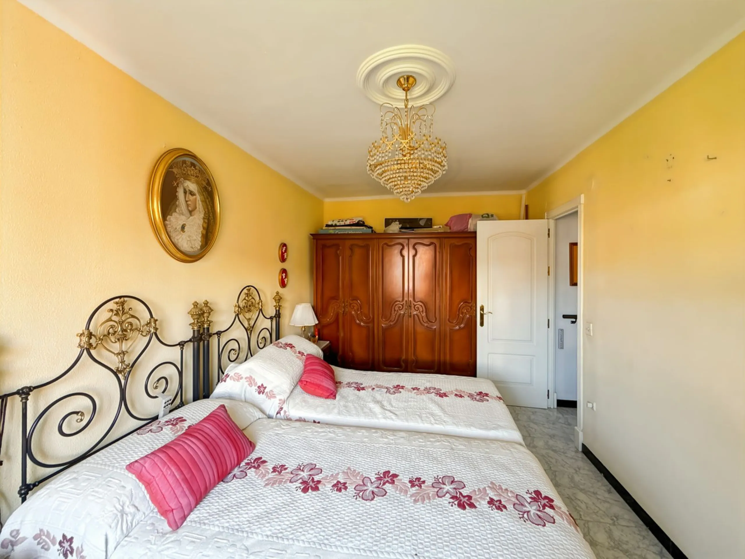 In the vibrant heart of Málaga, in the emblematic El Ejido neighborhood, there's a home like no other. A place that offers not just space, but stories to be written, moments to be lived, and light… endless light. Located on the fifth floor of a building w