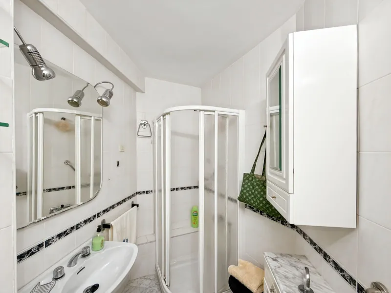 In the vibrant heart of Málaga, in the emblematic El Ejido neighborhood, there's a home like no other. A place that offers not just space, but stories to be written, moments to be lived, and light… endless light. Located on the fifth floor of a building w