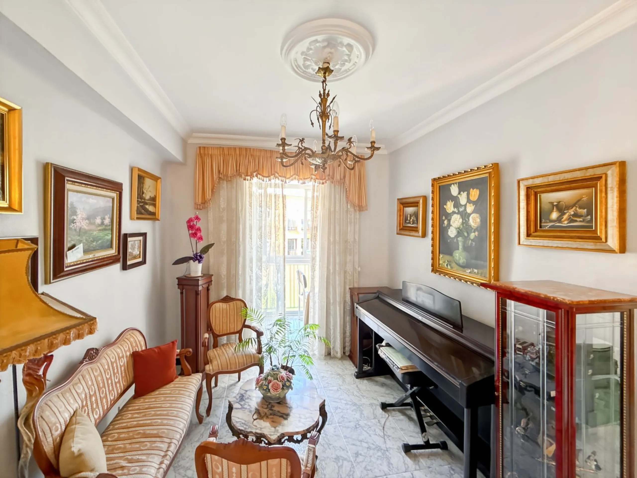In the vibrant heart of Málaga, in the emblematic El Ejido neighborhood, there's a home like no other. A place that offers not just space, but stories to be written, moments to be lived, and light… endless light. Located on the fifth floor of a building w