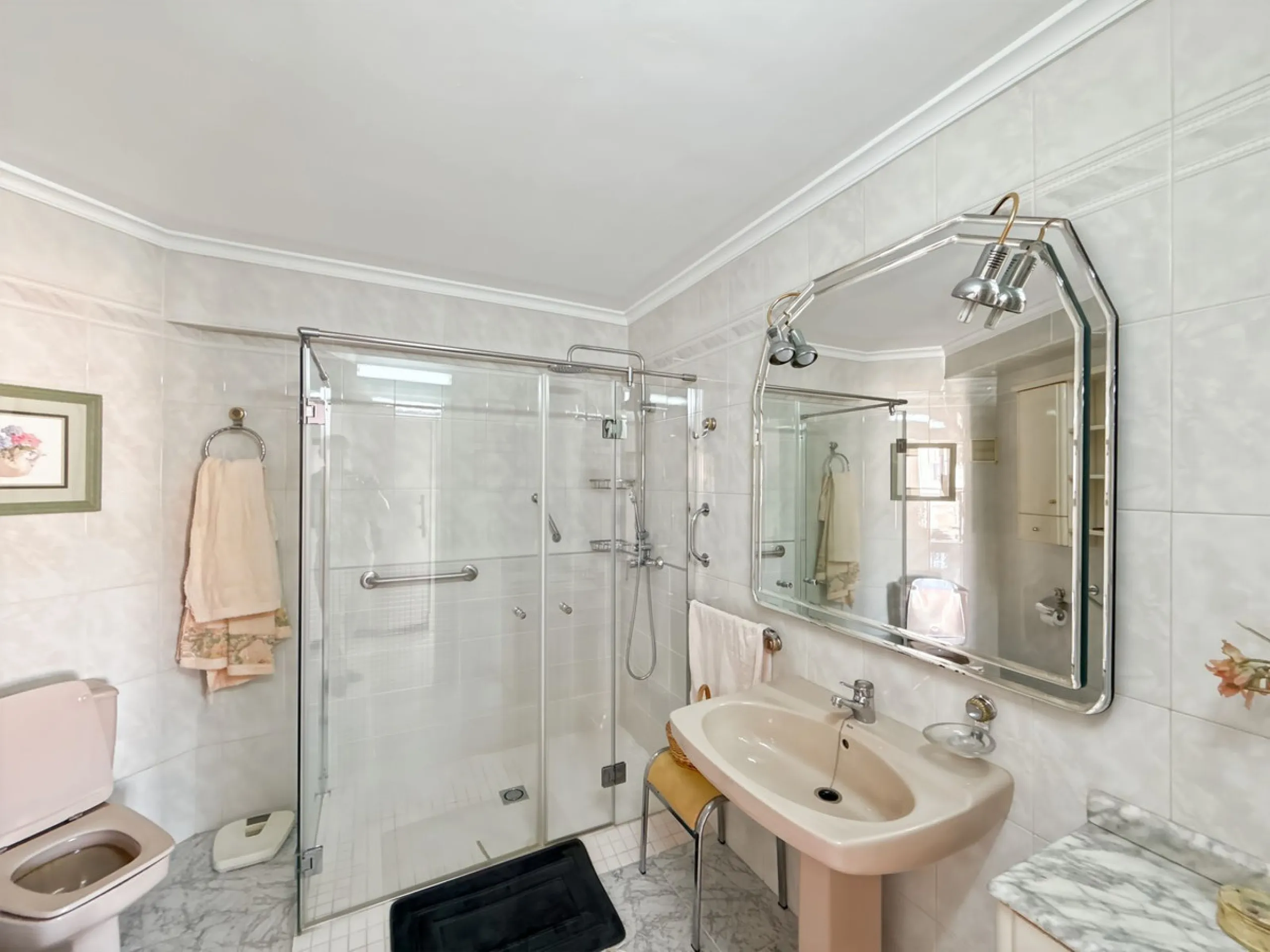 In the vibrant heart of Málaga, in the emblematic El Ejido neighborhood, there's a home like no other. A place that offers not just space, but stories to be written, moments to be lived, and light… endless light. Located on the fifth floor of a building w