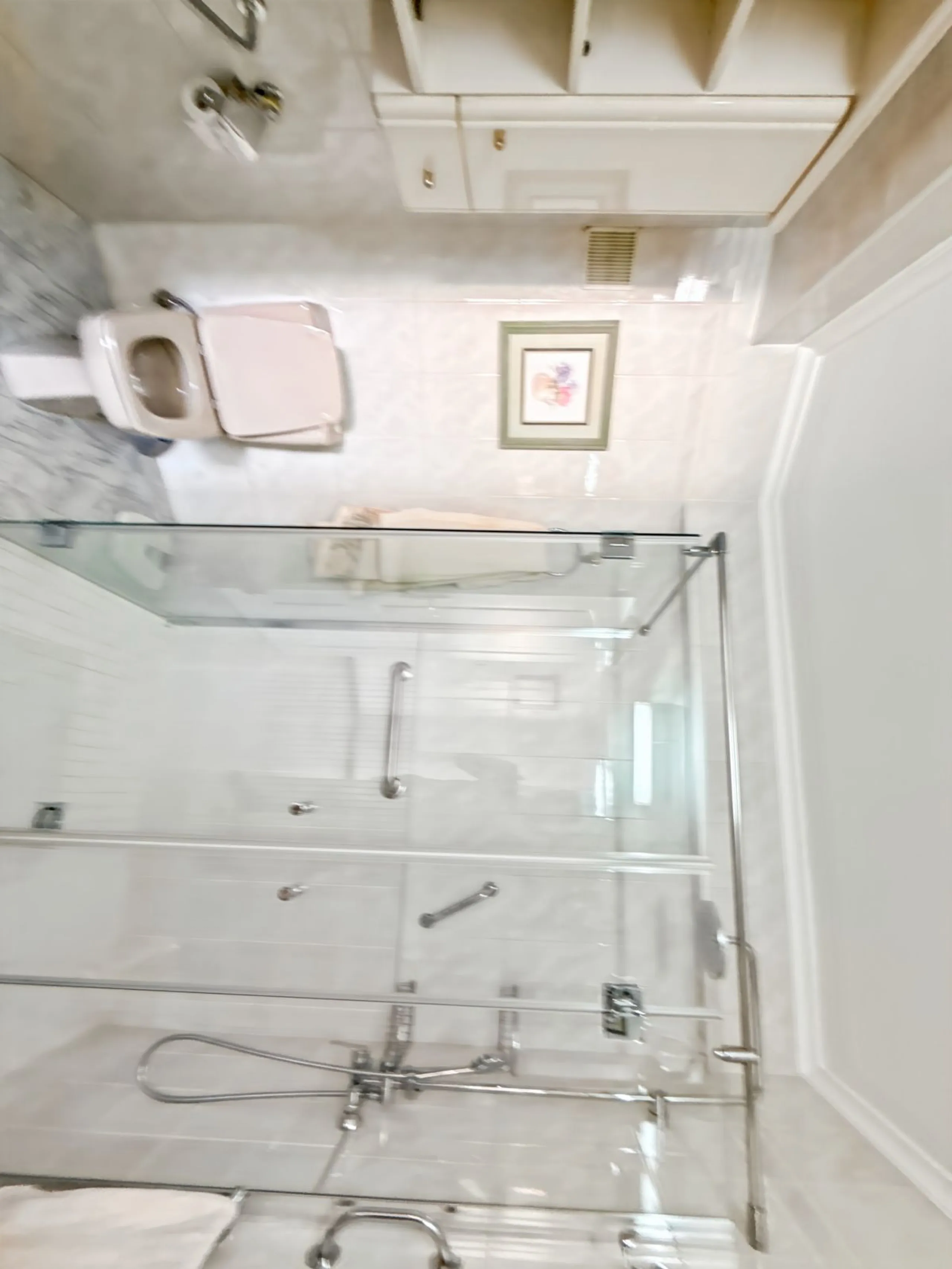 In the vibrant heart of Málaga, in the emblematic El Ejido neighborhood, there's a home like no other. A place that offers not just space, but stories to be written, moments to be lived, and light… endless light. Located on the fifth floor of a building w