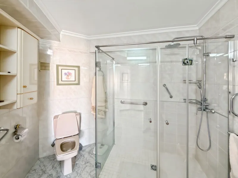 In the vibrant heart of Málaga, in the emblematic El Ejido neighborhood, there's a home like no other. A place that offers not just space, but stories to be written, moments to be lived, and light… endless light. Located on the fifth floor of a building w