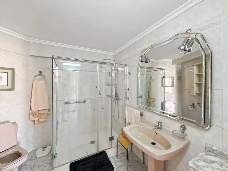 In the vibrant heart of Málaga, in the emblematic El Ejido neighborhood, there's a home like no other. A place that offers not just space, but stories to be written, moments to be lived, and light… endless light. Located on the fifth floor of a building w