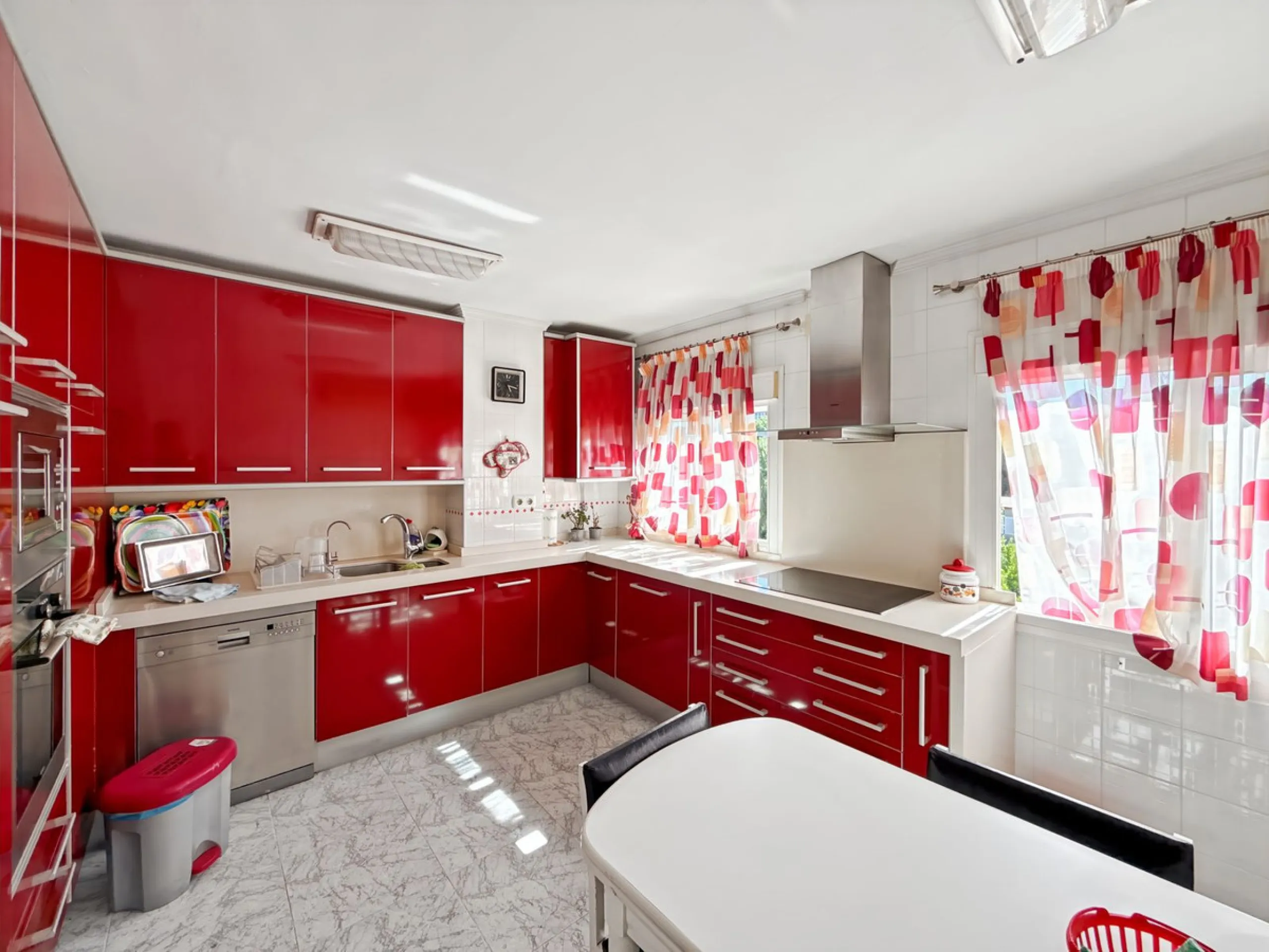 In the vibrant heart of Málaga, in the emblematic El Ejido neighborhood, there's a home like no other. A place that offers not just space, but stories to be written, moments to be lived, and light… endless light. Located on the fifth floor of a building w