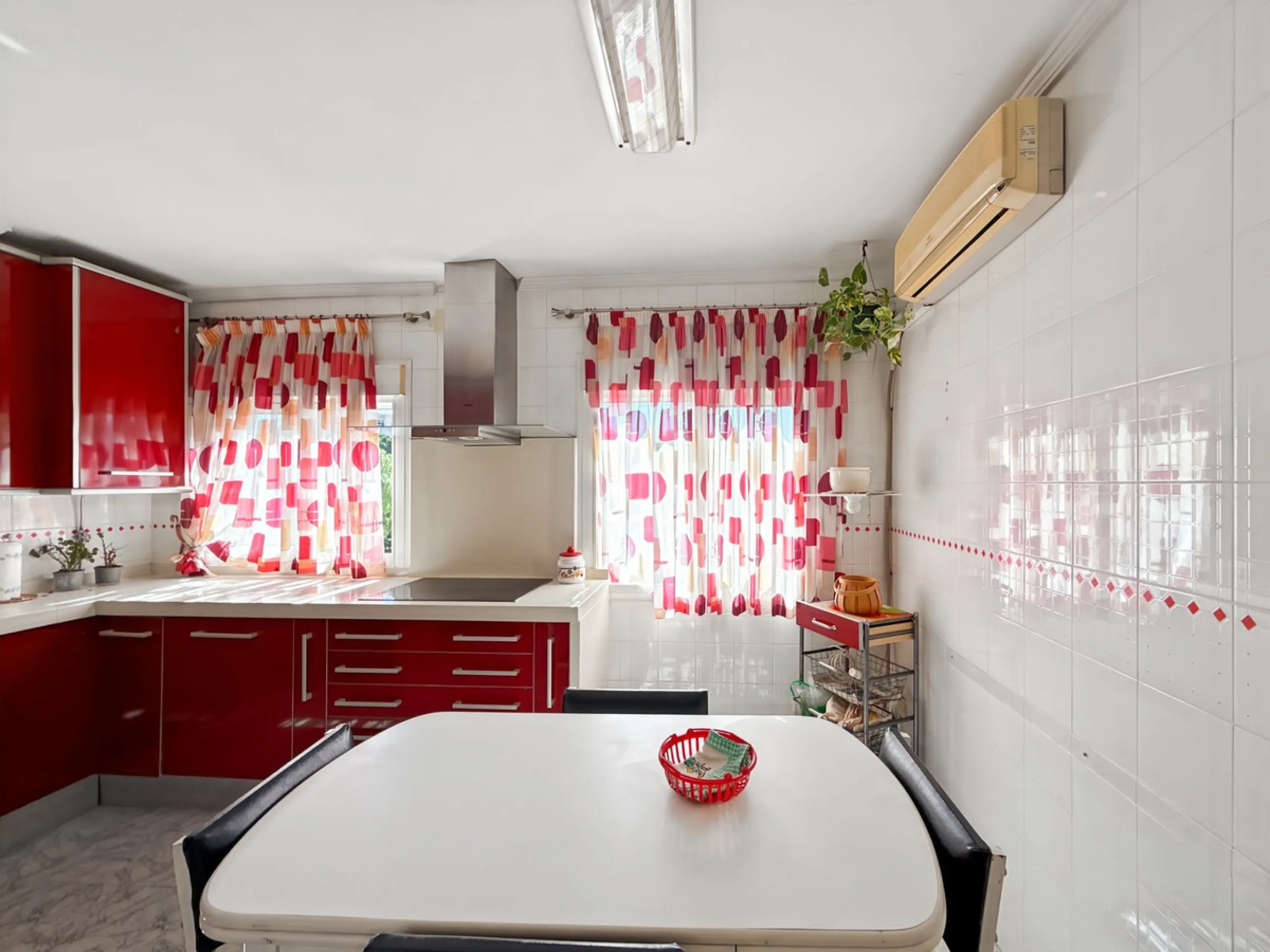 In the vibrant heart of Málaga, in the emblematic El Ejido neighborhood, there's a home like no other. A place that offers not just space, but stories to be written, moments to be lived, and light… endless light. Located on the fifth floor of a building w