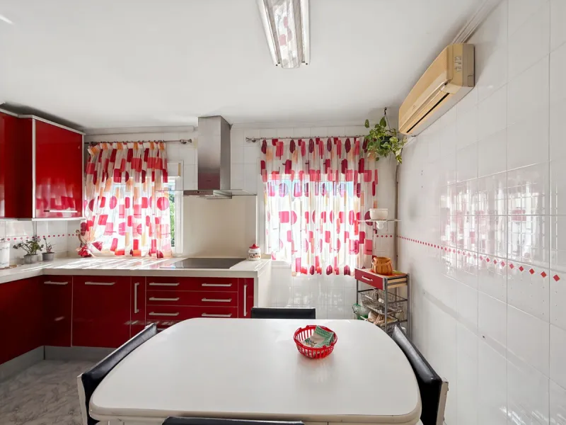 In the vibrant heart of Málaga, in the emblematic El Ejido neighborhood, there's a home like no other. A place that offers not just space, but stories to be written, moments to be lived, and light… endless light. Located on the fifth floor of a building w