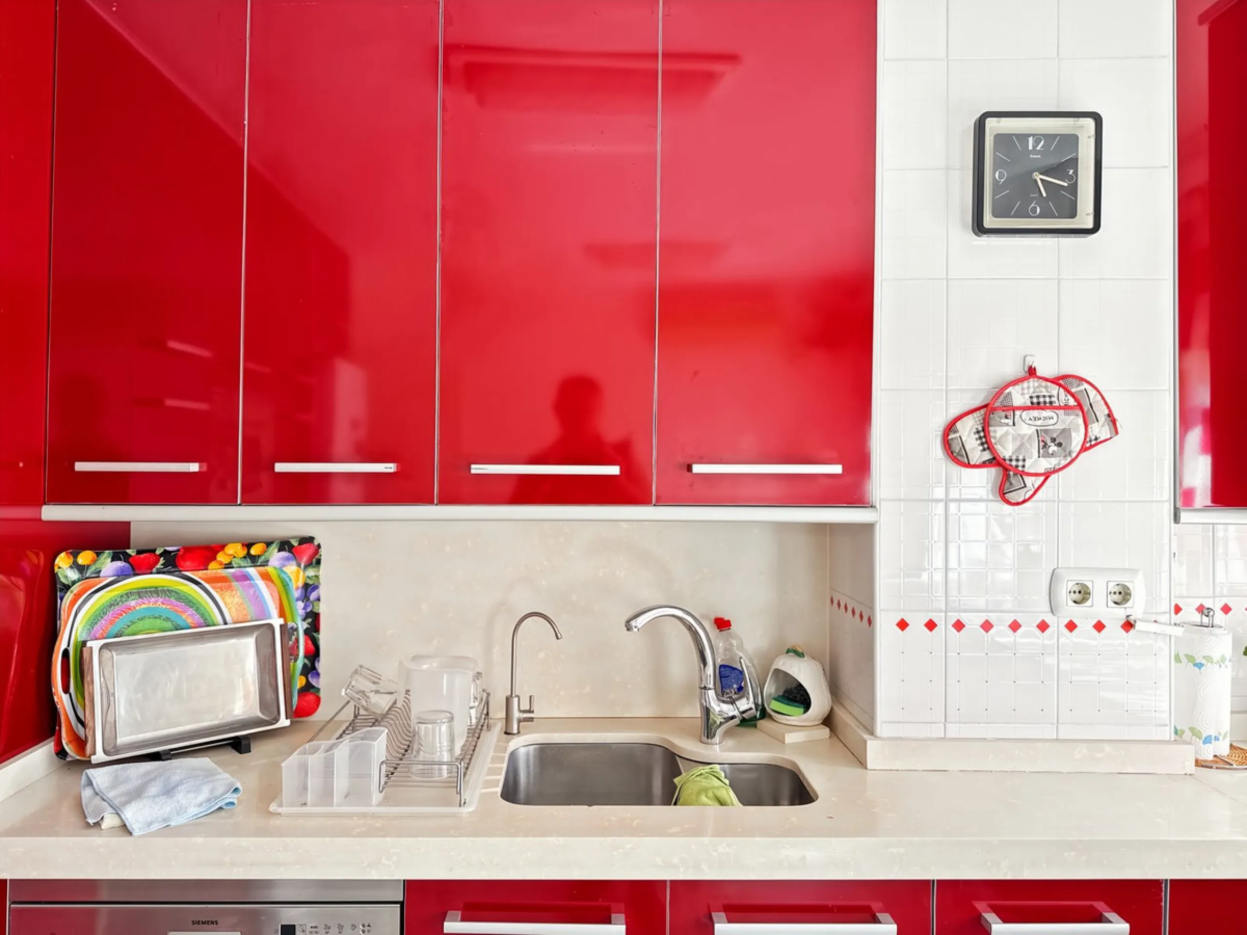 In the vibrant heart of Málaga, in the emblematic El Ejido neighborhood, there's a home like no other. A place that offers not just space, but stories to be written, moments to be lived, and light… endless light. Located on the fifth floor of a building w