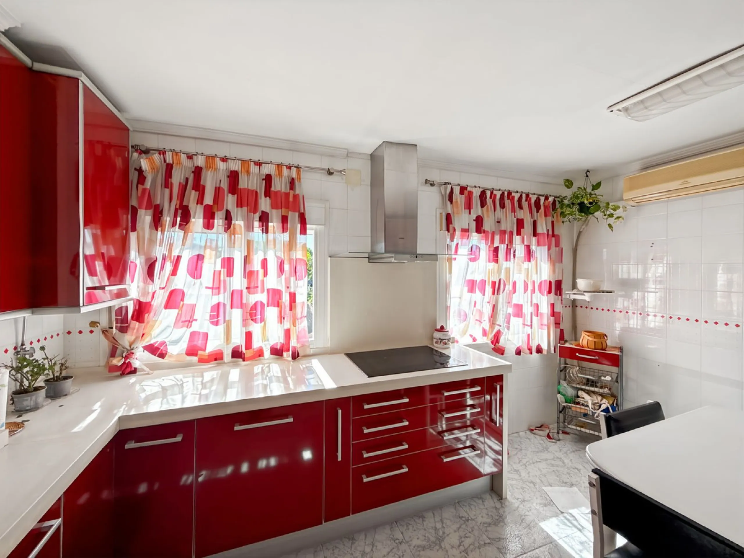 In the vibrant heart of Málaga, in the emblematic El Ejido neighborhood, there's a home like no other. A place that offers not just space, but stories to be written, moments to be lived, and light… endless light. Located on the fifth floor of a building w