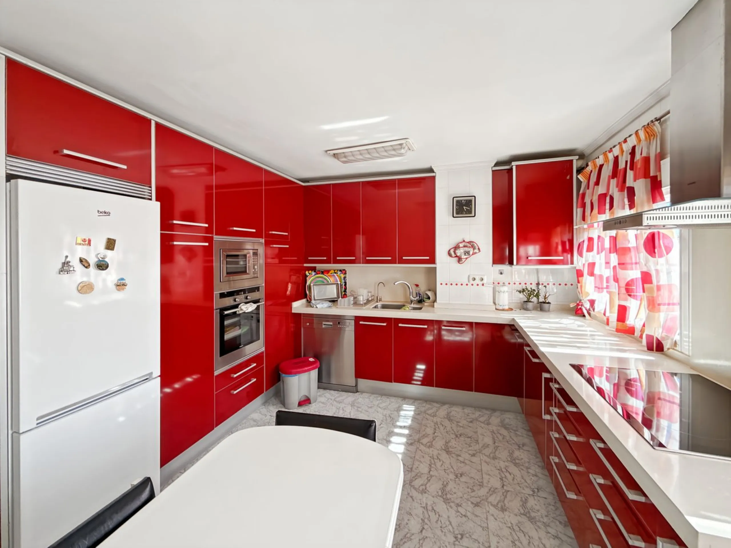 In the vibrant heart of Málaga, in the emblematic El Ejido neighborhood, there's a home like no other. A place that offers not just space, but stories to be written, moments to be lived, and light… endless light. Located on the fifth floor of a building w