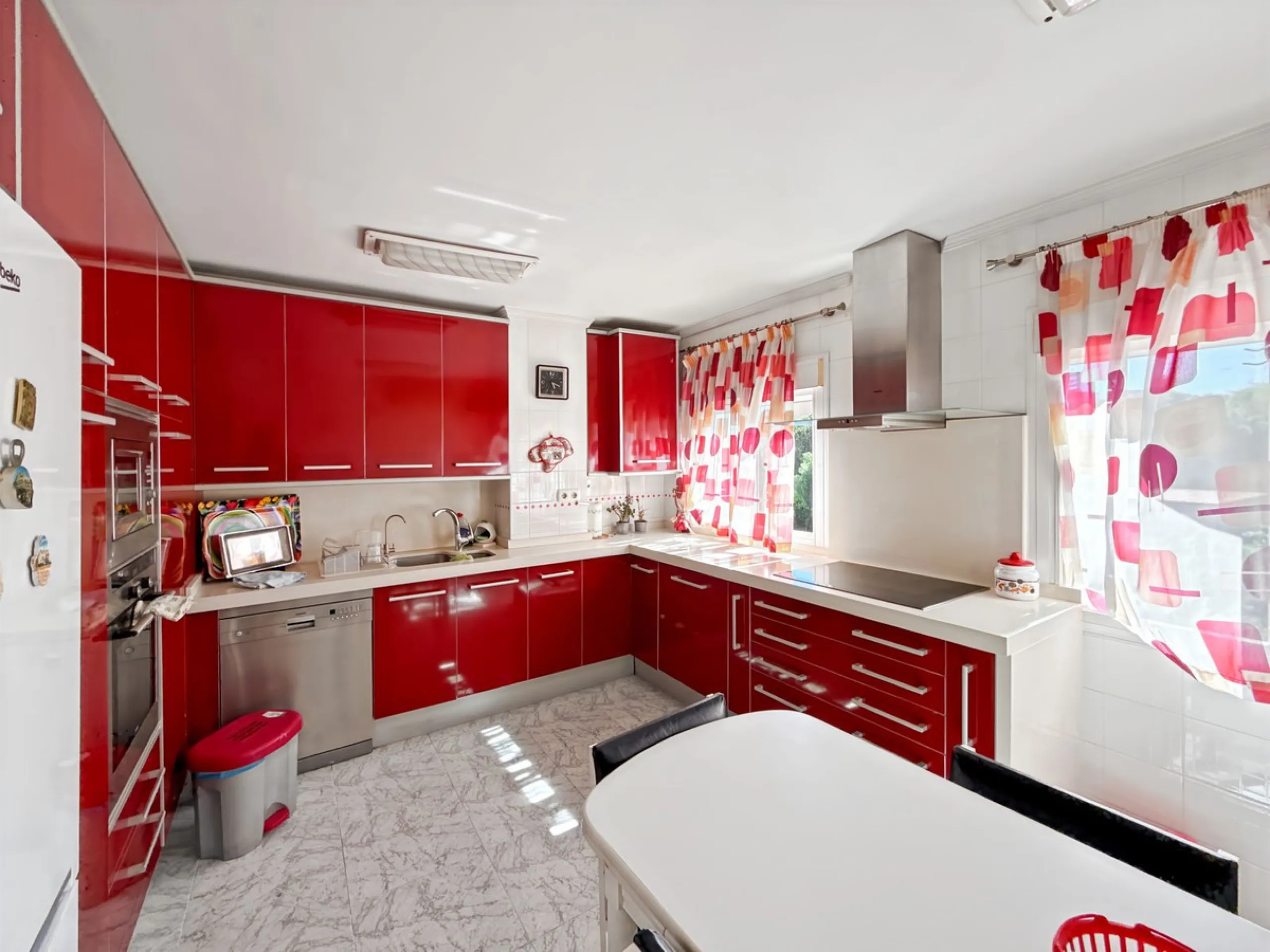 In the vibrant heart of Málaga, in the emblematic El Ejido neighborhood, there's a home like no other. A place that offers not just space, but stories to be written, moments to be lived, and light… endless light. Located on the fifth floor of a building w