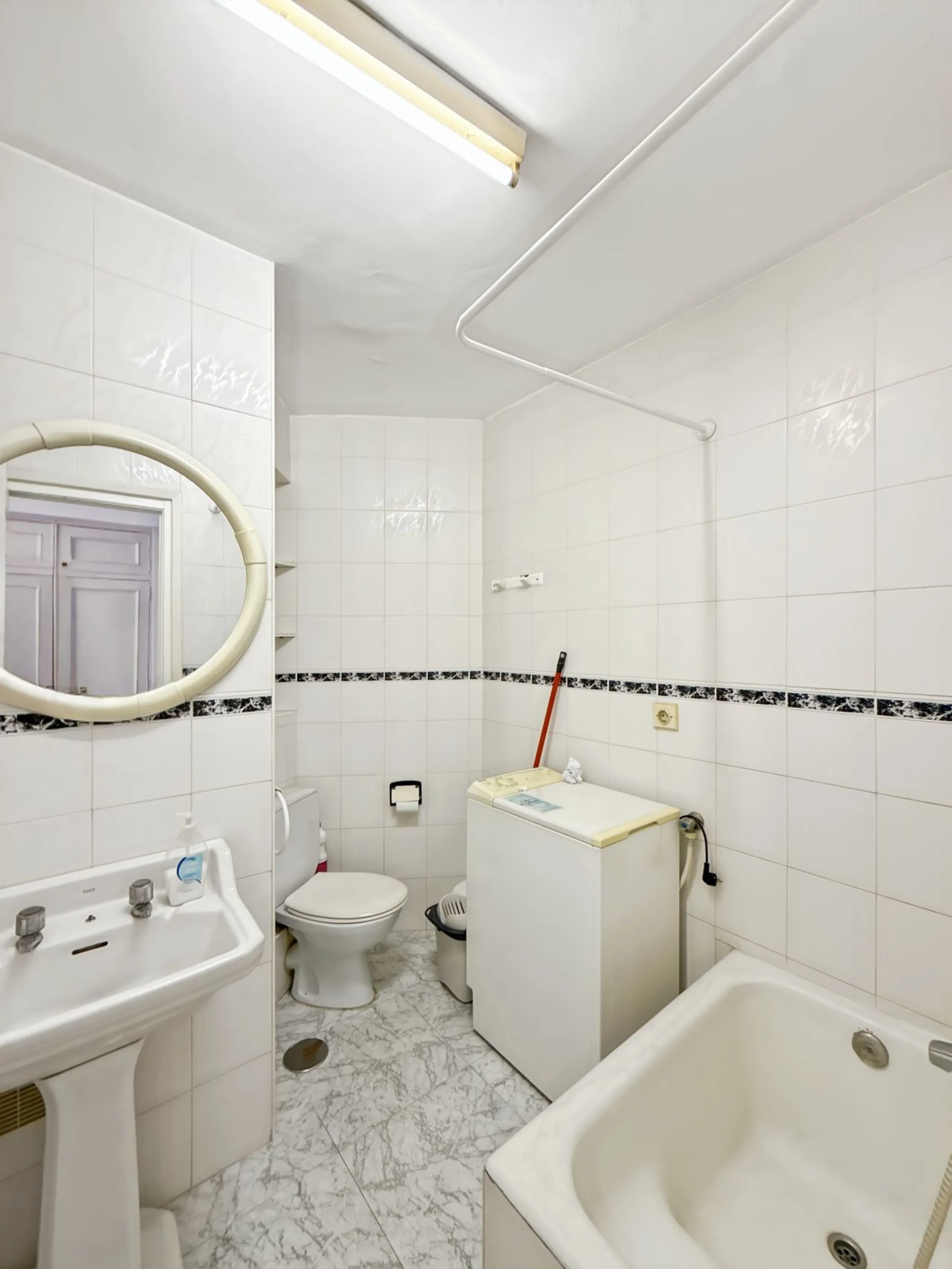In the vibrant heart of Málaga, in the emblematic El Ejido neighborhood, there's a home like no other. A place that offers not just space, but stories to be written, moments to be lived, and light… endless light. Located on the fifth floor of a building w
