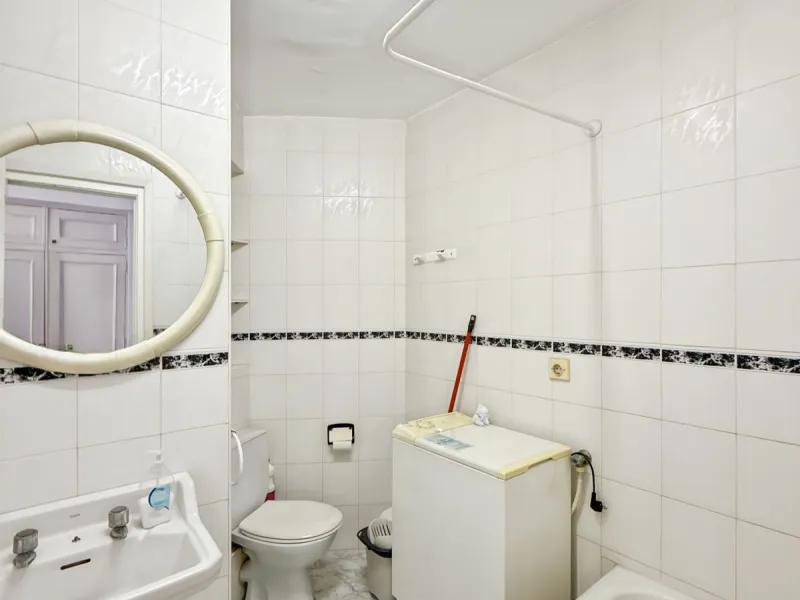 In the vibrant heart of Málaga, in the emblematic El Ejido neighborhood, there's a home like no other. A place that offers not just space, but stories to be written, moments to be lived, and light… endless light. Located on the fifth floor of a building w