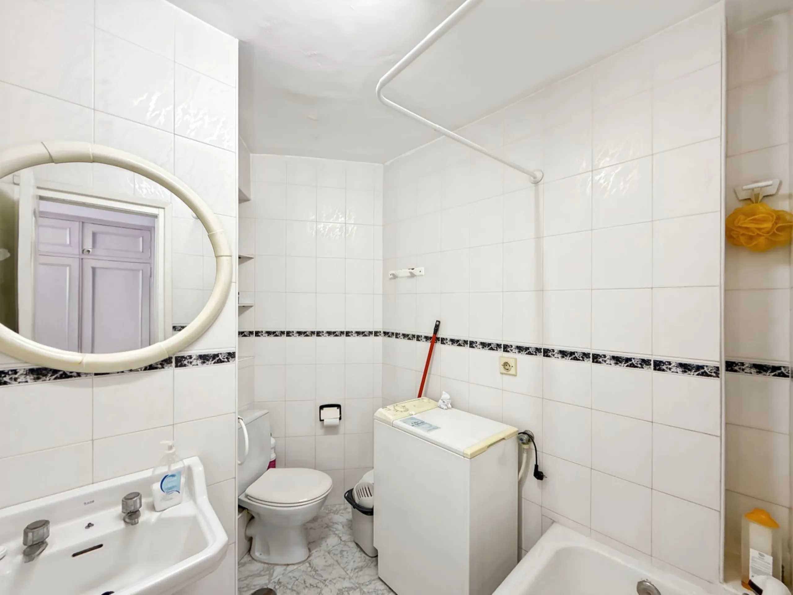 In the vibrant heart of Málaga, in the emblematic El Ejido neighborhood, there's a home like no other. A place that offers not just space, but stories to be written, moments to be lived, and light… endless light. Located on the fifth floor of a building w