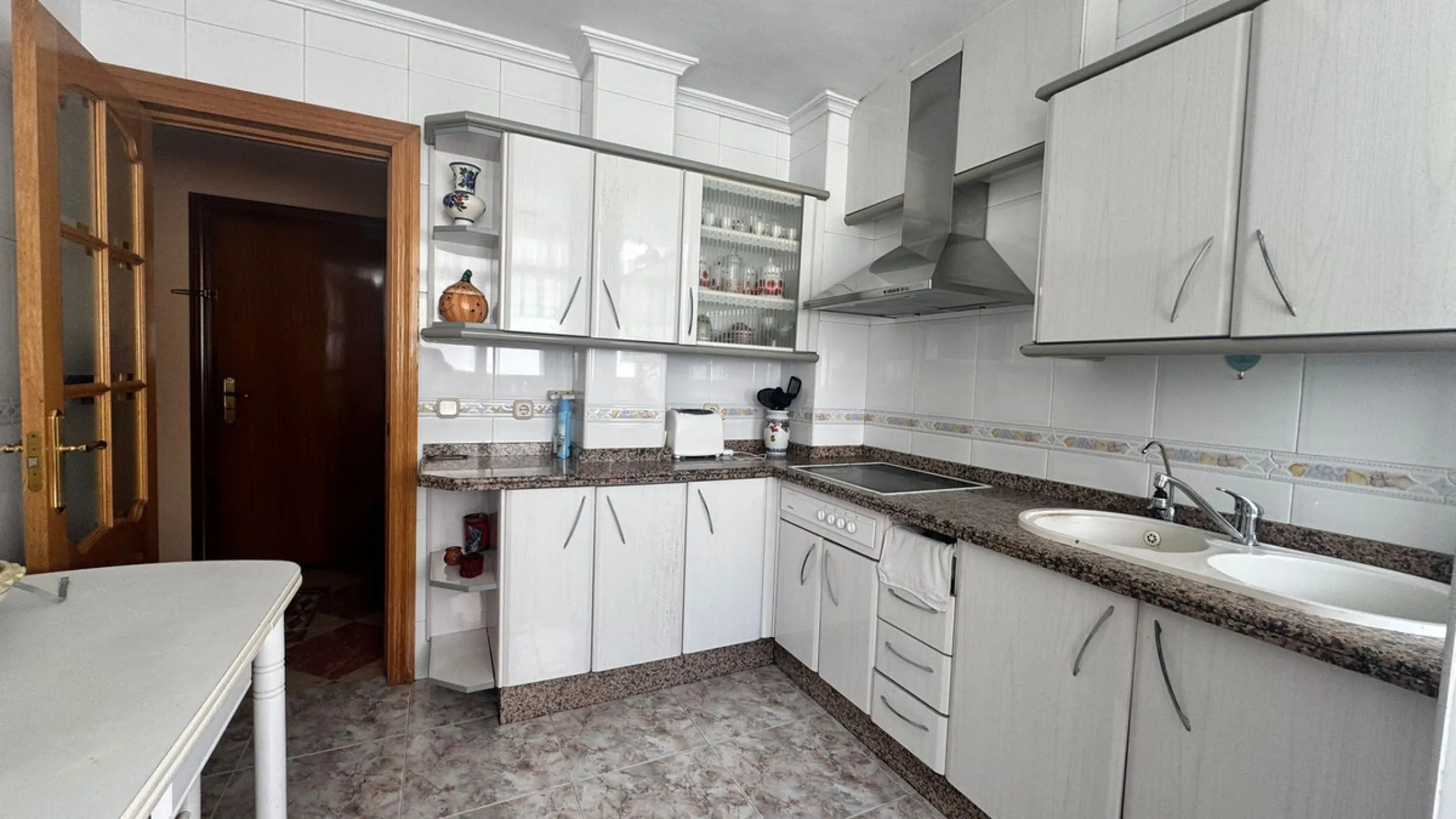 Spacious 4-Bedroom Apartment in Central Málaga – 7th Floor with Prime Location