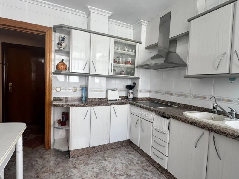 Spacious 4-Bedroom Apartment in Central Málaga – 7th Floor with Prime Location