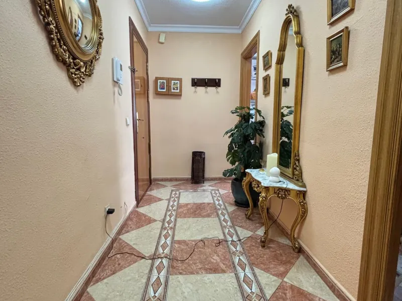 Spacious 4-Bedroom Apartment in Central Málaga – 7th Floor with Prime Location