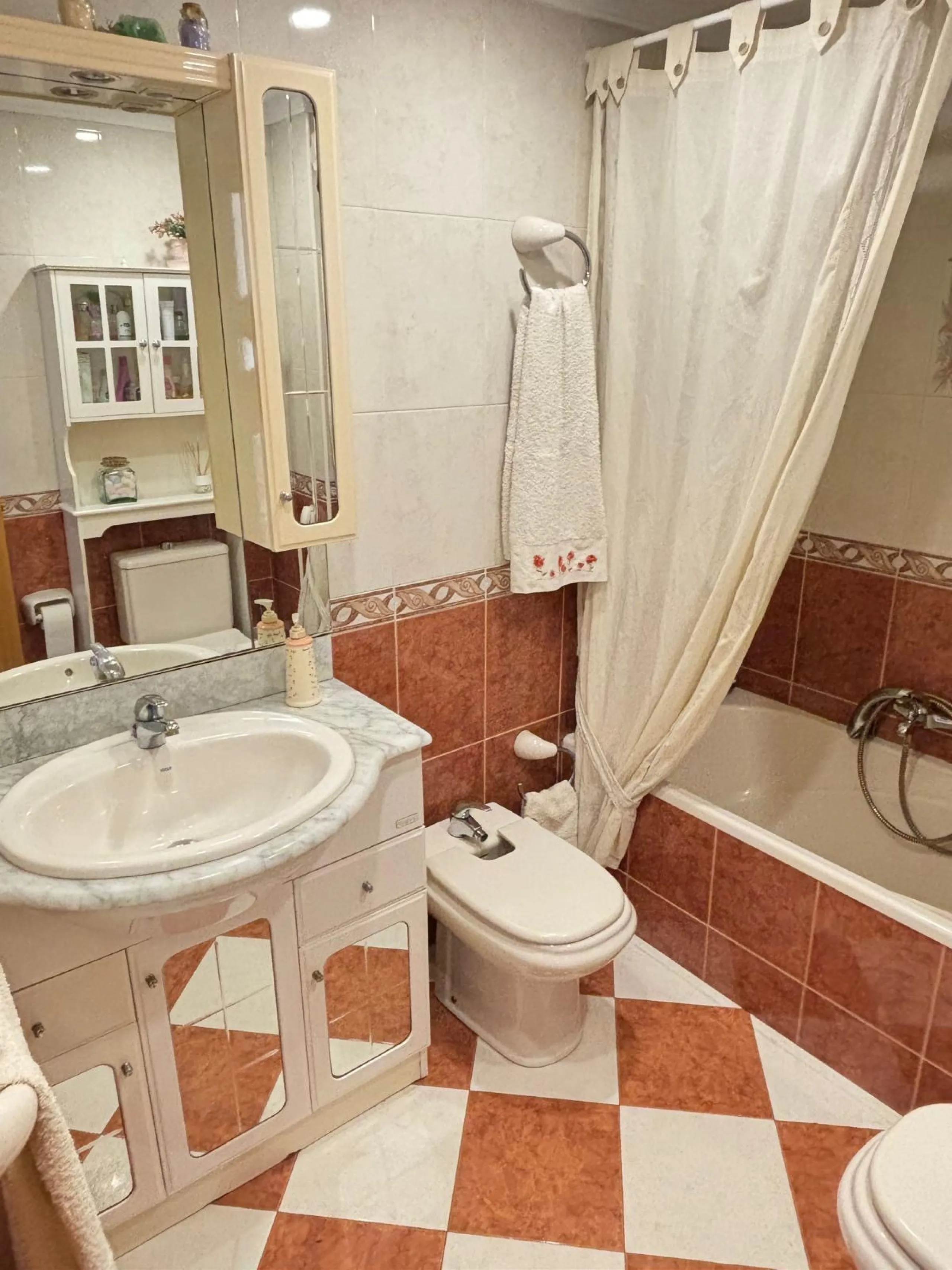 Spacious 4-Bedroom Apartment in Central Málaga – 7th Floor with Prime Location