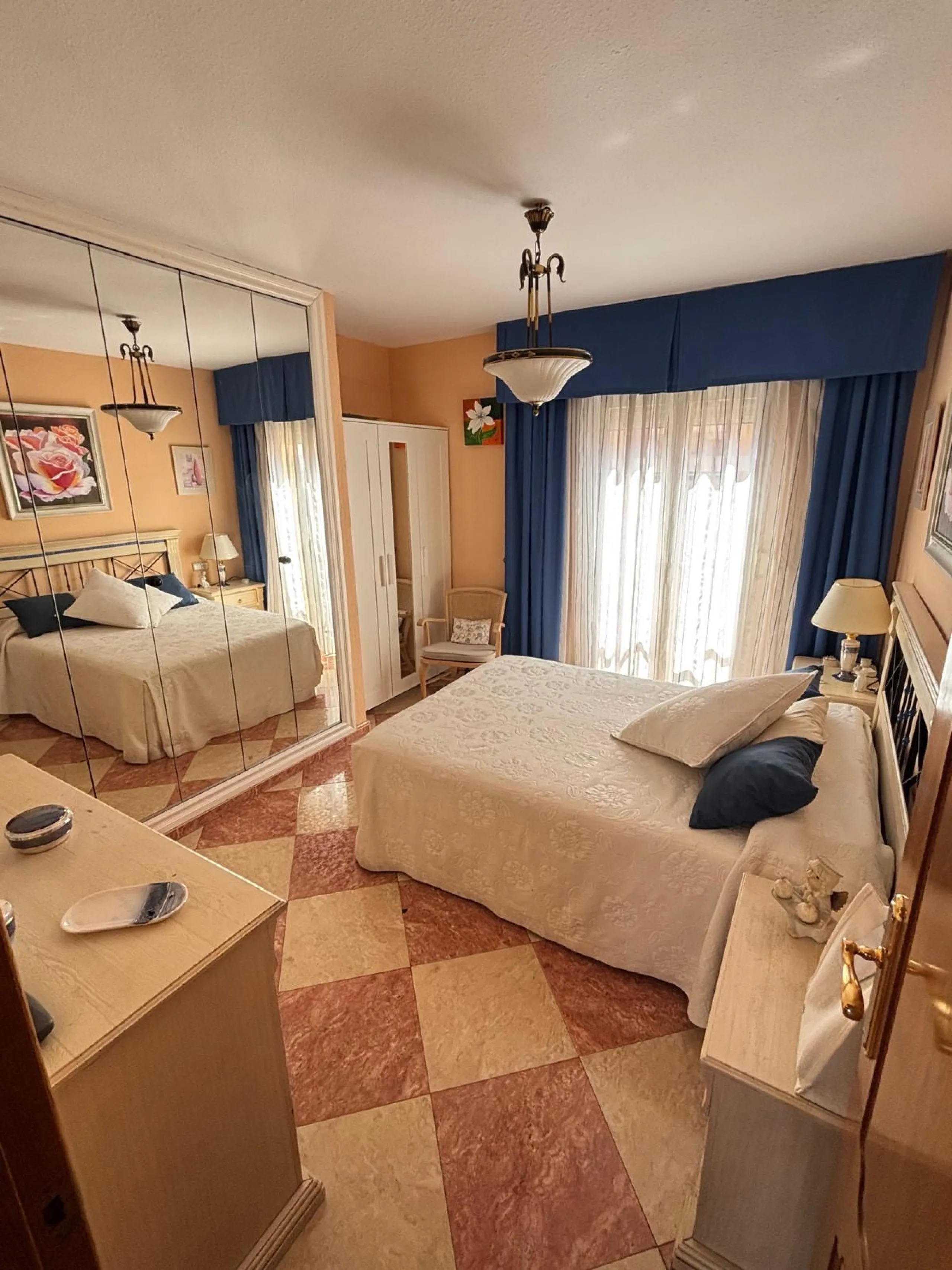 Spacious 4-Bedroom Apartment in Central Málaga – 7th Floor with Prime Location
