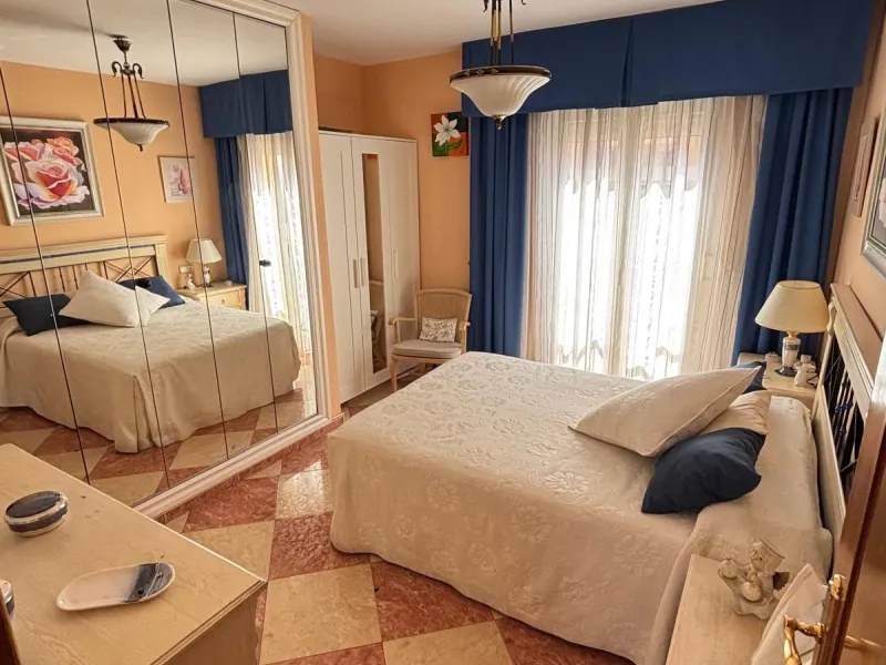 Spacious 4-Bedroom Apartment in Central Málaga – 7th Floor with Prime Location