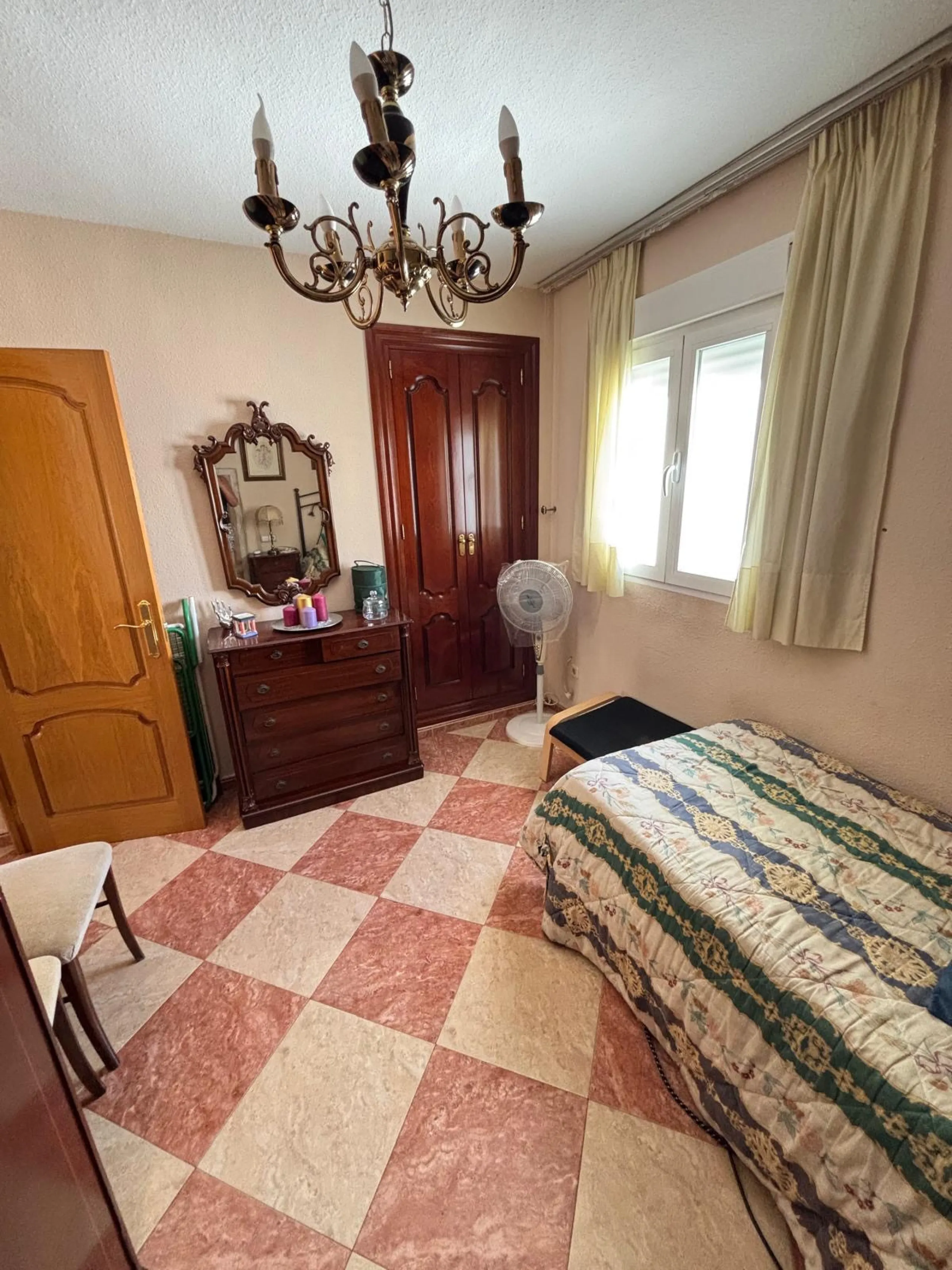 Spacious 4-Bedroom Apartment in Central Málaga – 7th Floor with Prime Location