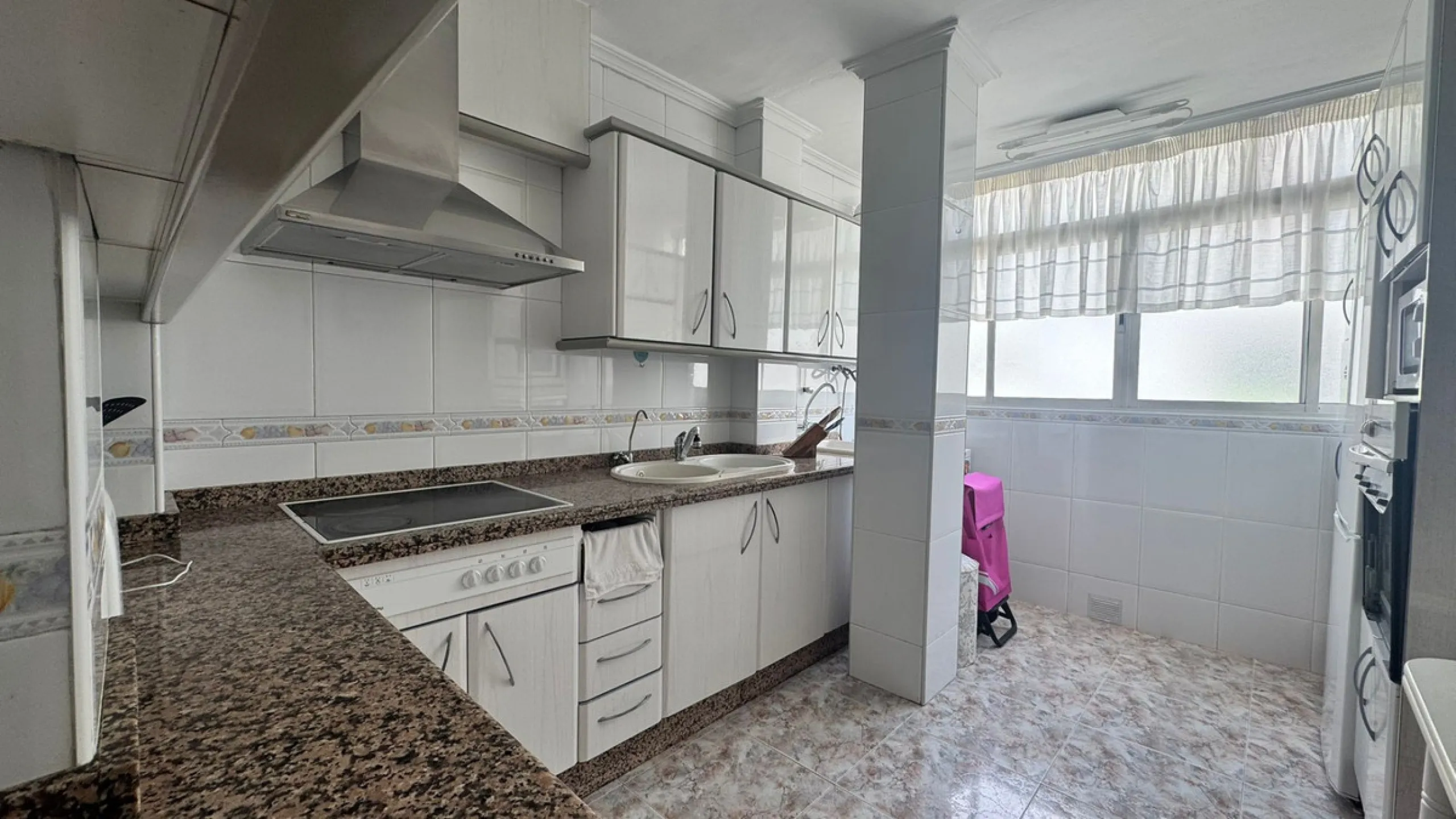Spacious 4-Bedroom Apartment in Central Málaga – 7th Floor with Prime Location