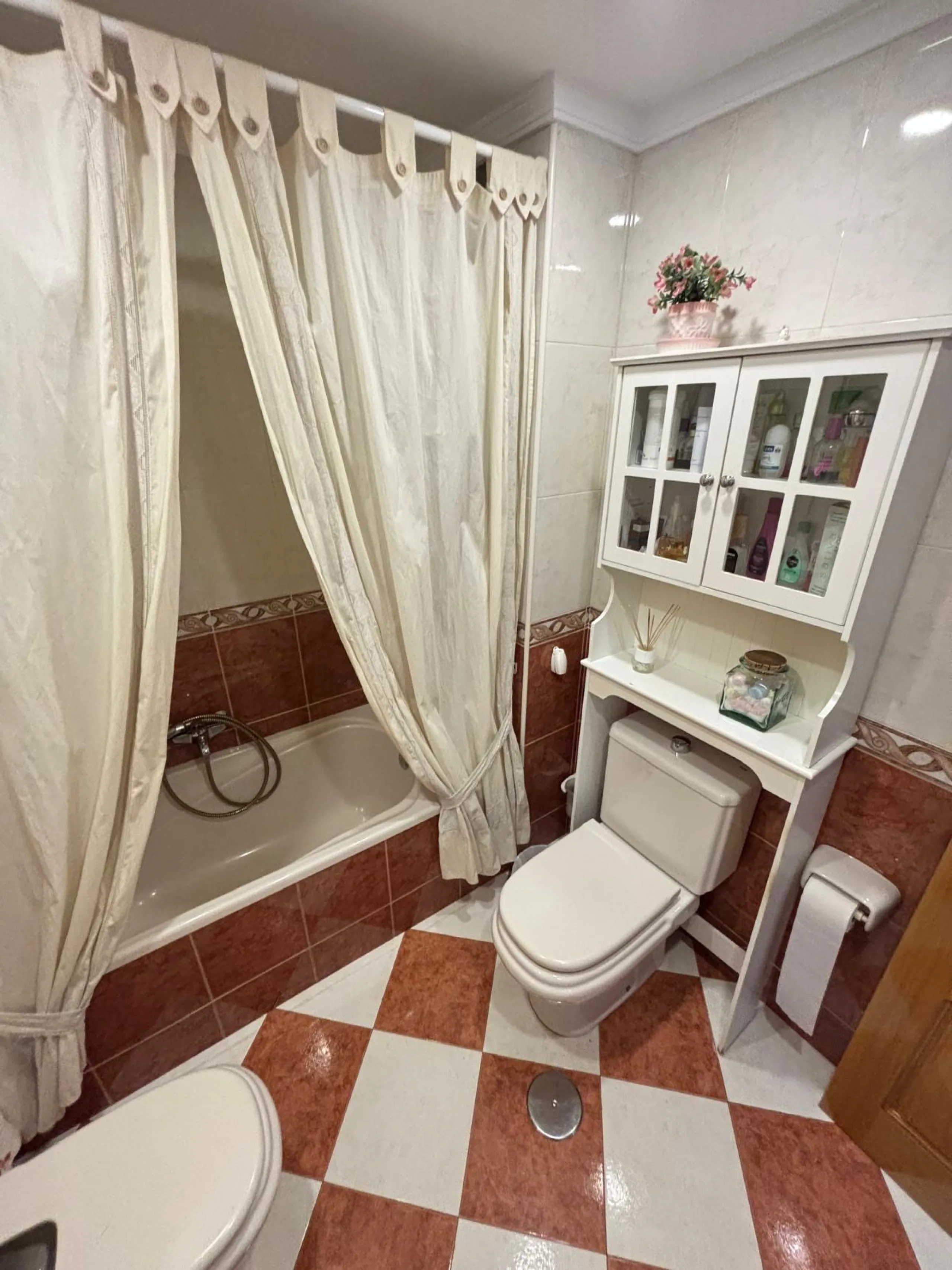 Spacious 4-Bedroom Apartment in Central Málaga – 7th Floor with Prime Location