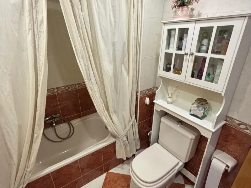 Spacious 4-Bedroom Apartment in Central Málaga – 7th Floor with Prime Location