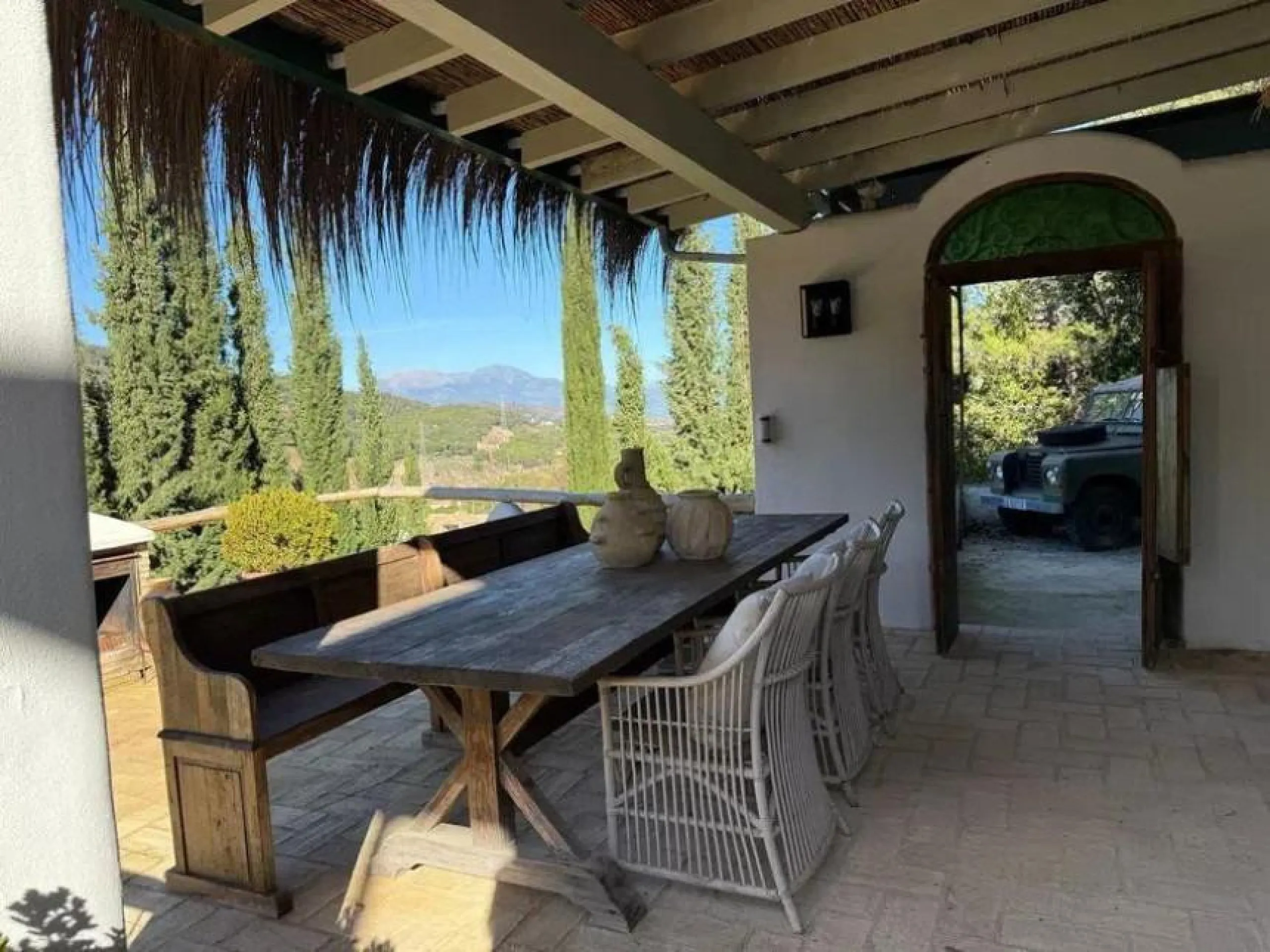 A biodynamic farm 20 minutes from Marbella, in a unique natural setting, with a river and mineral water spring at the foot of the farm, surrounded by trees. This self-sufficient farm boasts a wide variety of fruit trees and an organic garden.