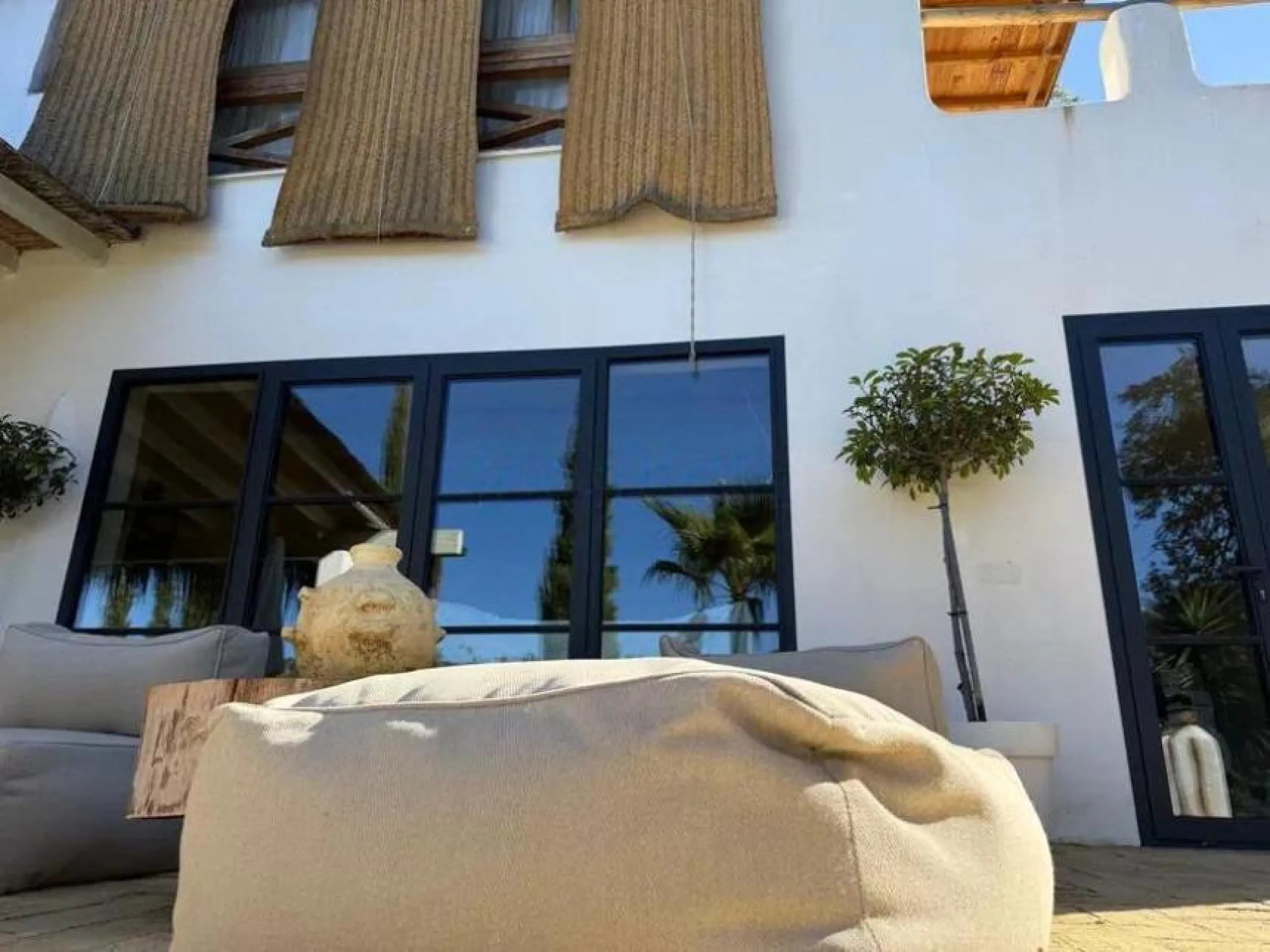 A biodynamic farm 20 minutes from Marbella, in a unique natural setting, with a river and mineral water spring at the foot of the farm, surrounded by trees. This self-sufficient farm boasts a wide variety of fruit trees and an organic garden.