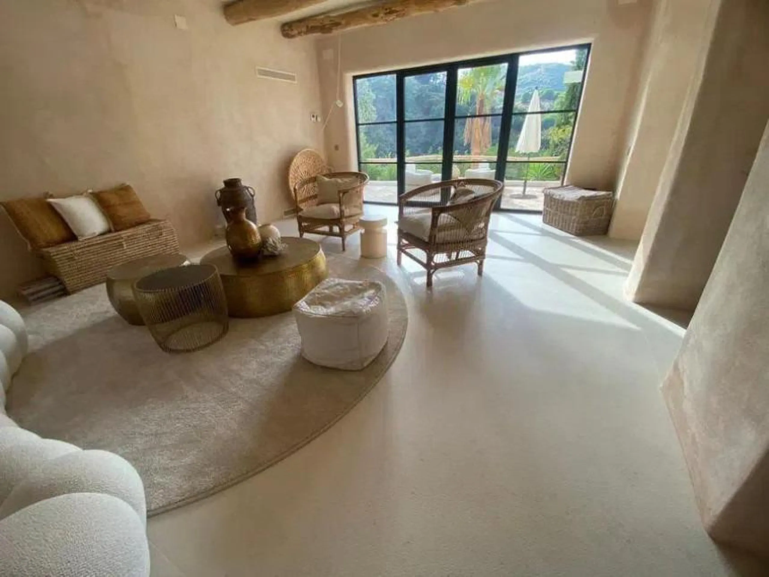 A biodynamic farm 20 minutes from Marbella, in a unique natural setting, with a river and mineral water spring at the foot of the farm, surrounded by trees. This self-sufficient farm boasts a wide variety of fruit trees and an organic garden.
