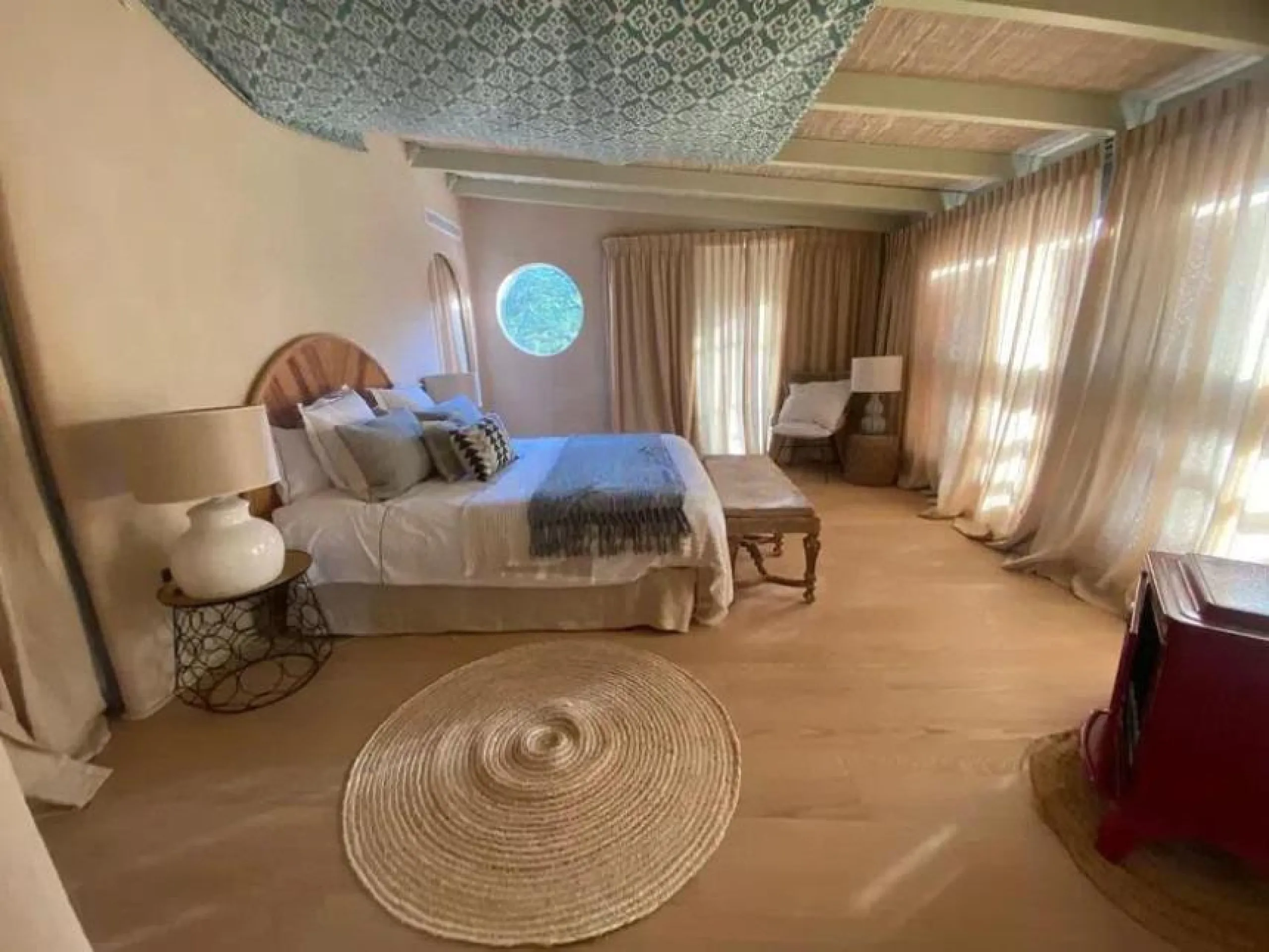 A biodynamic farm 20 minutes from Marbella, in a unique natural setting, with a river and mineral water spring at the foot of the farm, surrounded by trees. This self-sufficient farm boasts a wide variety of fruit trees and an organic garden.