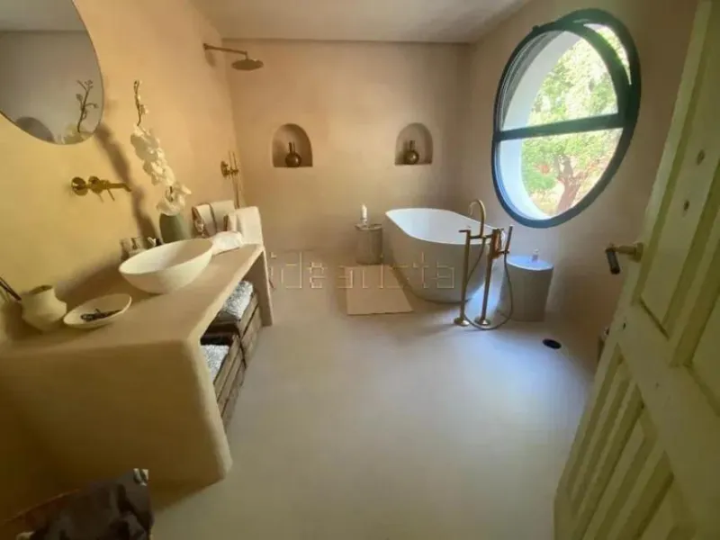 A biodynamic farm 20 minutes from Marbella, in a unique natural setting, with a river and mineral water spring at the foot of the farm, surrounded by trees. This self-sufficient farm boasts a wide variety of fruit trees and an organic garden.