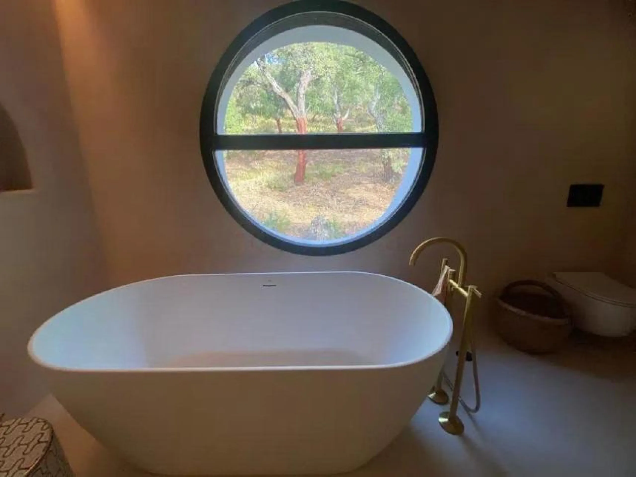 A biodynamic farm 20 minutes from Marbella, in a unique natural setting, with a river and mineral water spring at the foot of the farm, surrounded by trees. This self-sufficient farm boasts a wide variety of fruit trees and an organic garden.