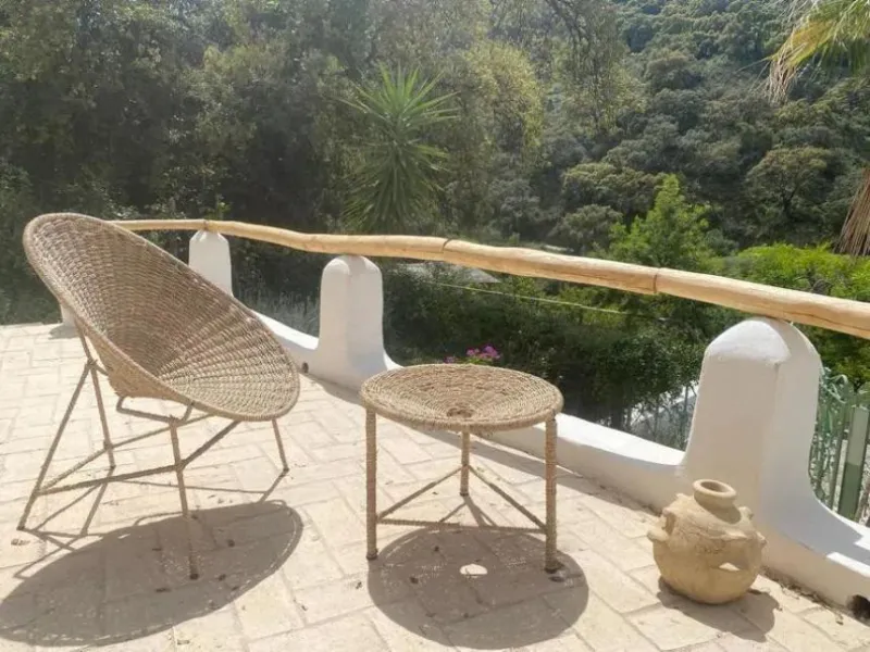 A biodynamic farm 20 minutes from Marbella, in a unique natural setting, with a river and mineral water spring at the foot of the farm, surrounded by trees. This self-sufficient farm boasts a wide variety of fruit trees and an organic garden.