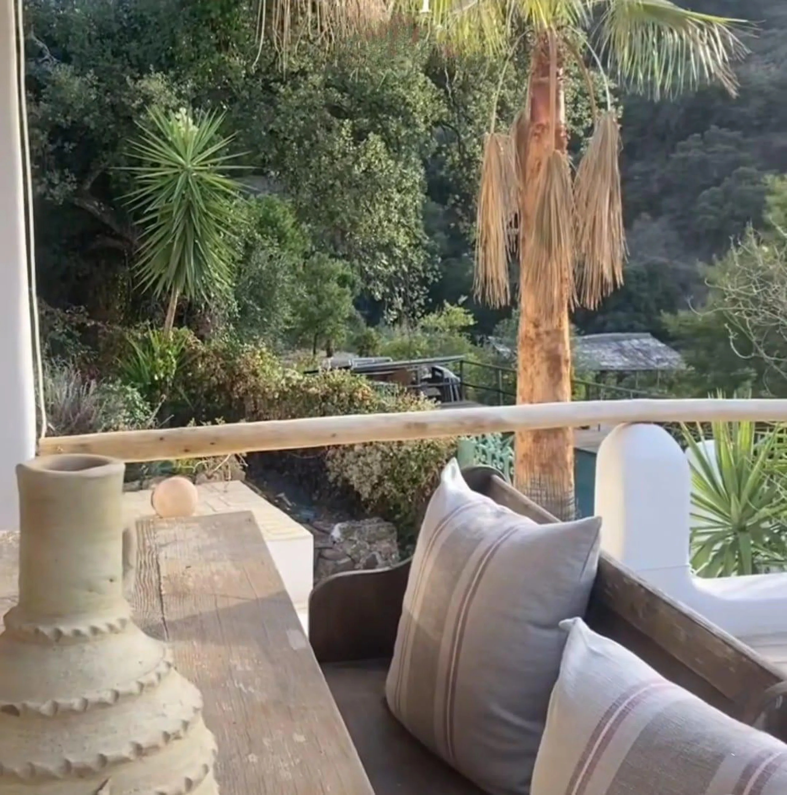 A biodynamic farm 20 minutes from Marbella, in a unique natural setting, with a river and mineral water spring at the foot of the farm, surrounded by trees. This self-sufficient farm boasts a wide variety of fruit trees and an organic garden.