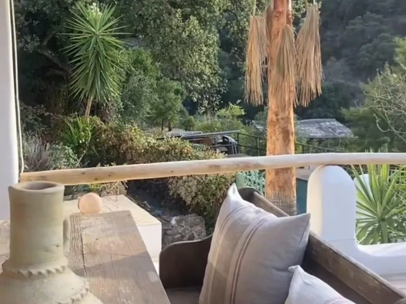 A biodynamic farm 20 minutes from Marbella, in a unique natural setting, with a river and mineral water spring at the foot of the farm, surrounded by trees. This self-sufficient farm boasts a wide variety of fruit trees and an organic garden.