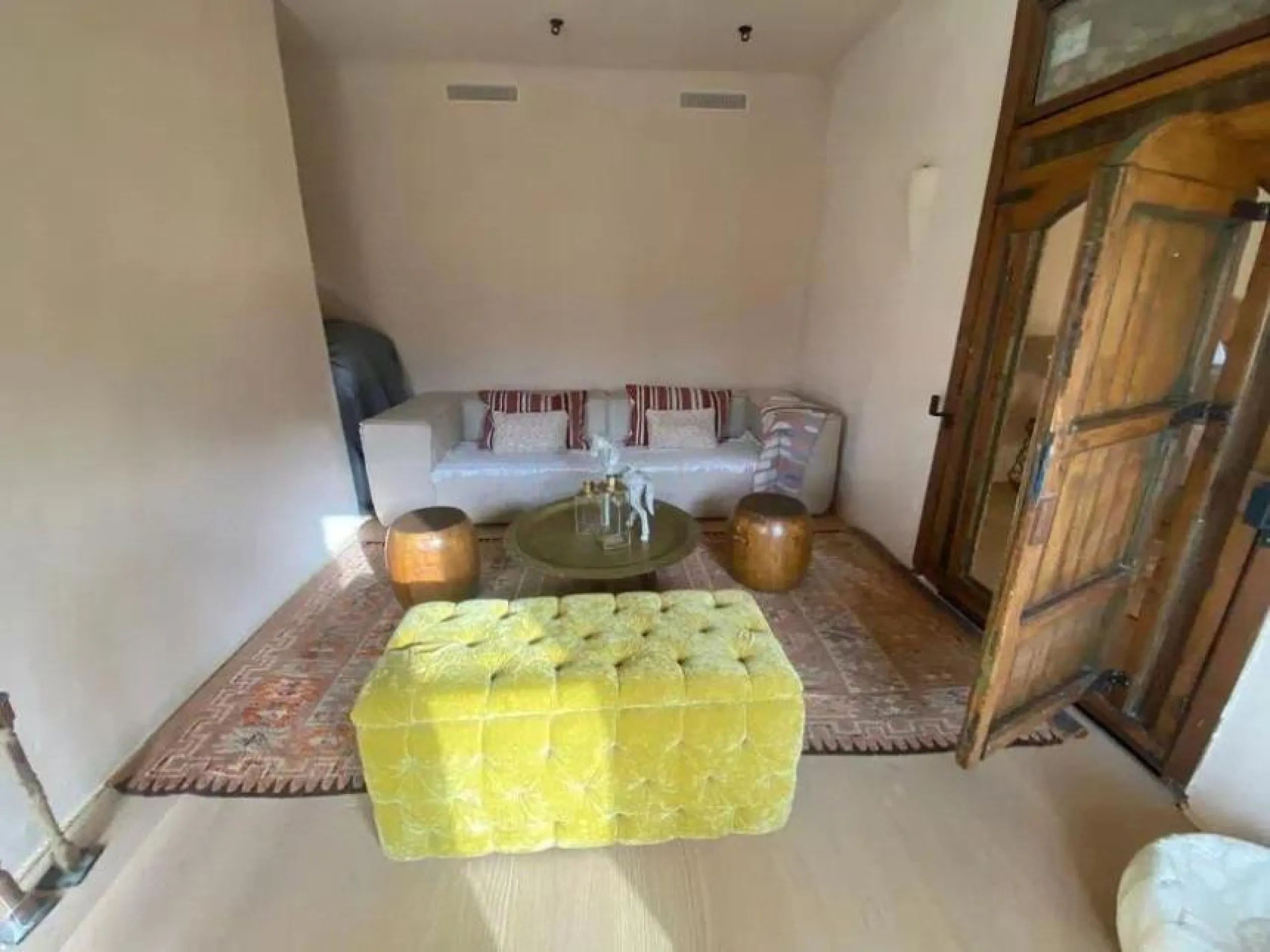 A biodynamic farm 20 minutes from Marbella, in a unique natural setting, with a river and mineral water spring at the foot of the farm, surrounded by trees. This self-sufficient farm boasts a wide variety of fruit trees and an organic garden.