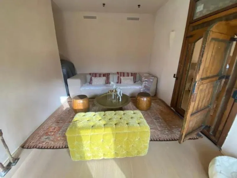 A biodynamic farm 20 minutes from Marbella, in a unique natural setting, with a river and mineral water spring at the foot of the farm, surrounded by trees. This self-sufficient farm boasts a wide variety of fruit trees and an organic garden.