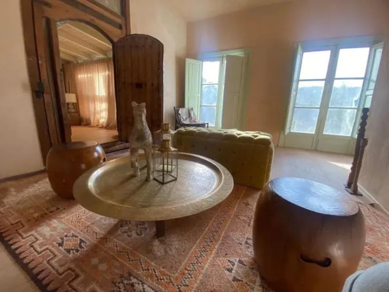 A biodynamic farm 20 minutes from Marbella, in a unique natural setting, with a river and mineral water spring at the foot of the farm, surrounded by trees. This self-sufficient farm boasts a wide variety of fruit trees and an organic garden.