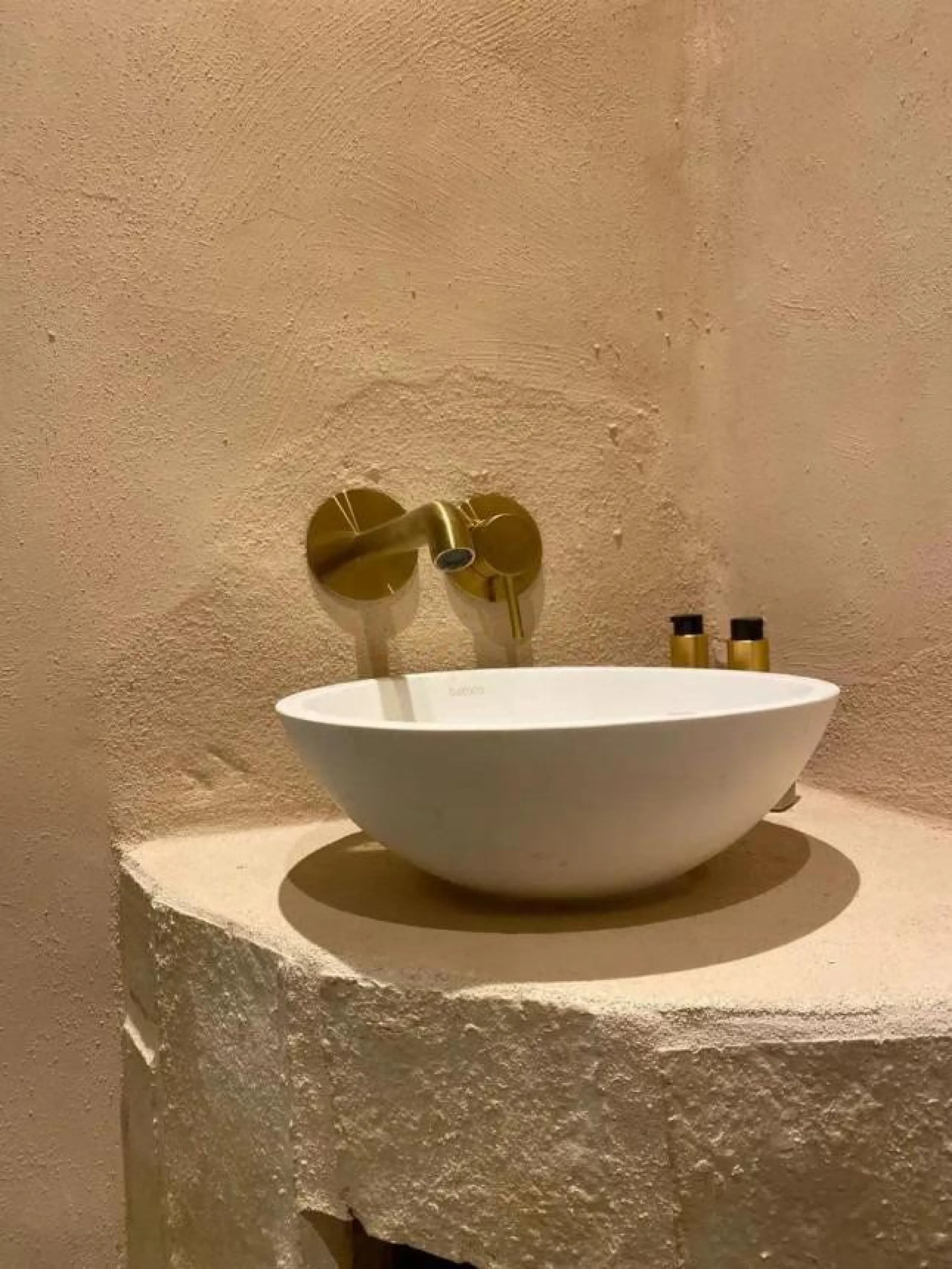 A biodynamic farm 20 minutes from Marbella, in a unique natural setting, with a river and mineral water spring at the foot of the farm, surrounded by trees. This self-sufficient farm boasts a wide variety of fruit trees and an organic garden.