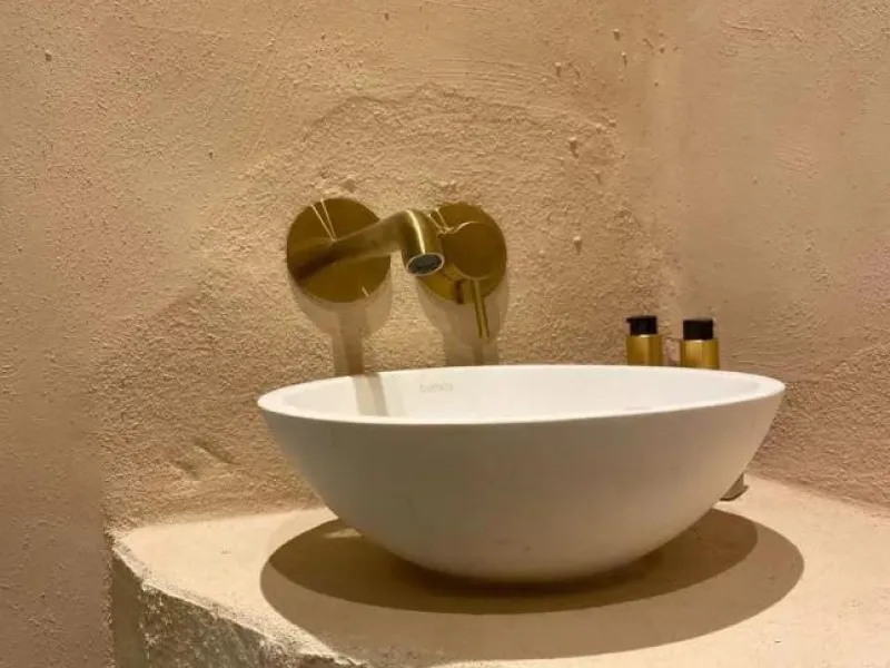 A biodynamic farm 20 minutes from Marbella, in a unique natural setting, with a river and mineral water spring at the foot of the farm, surrounded by trees. This self-sufficient farm boasts a wide variety of fruit trees and an organic garden.