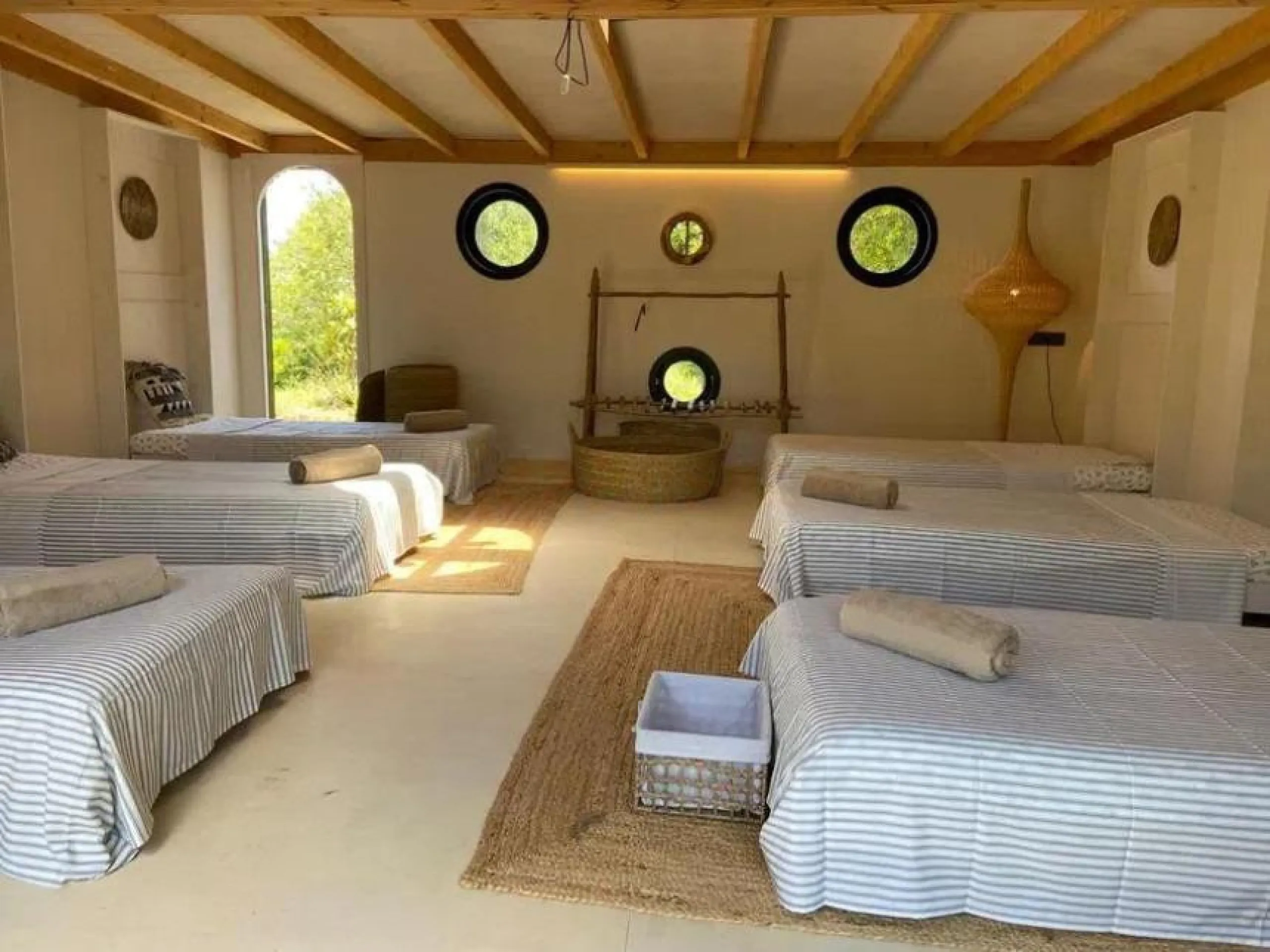 A biodynamic farm 20 minutes from Marbella, in a unique natural setting, with a river and mineral water spring at the foot of the farm, surrounded by trees. This self-sufficient farm boasts a wide variety of fruit trees and an organic garden.