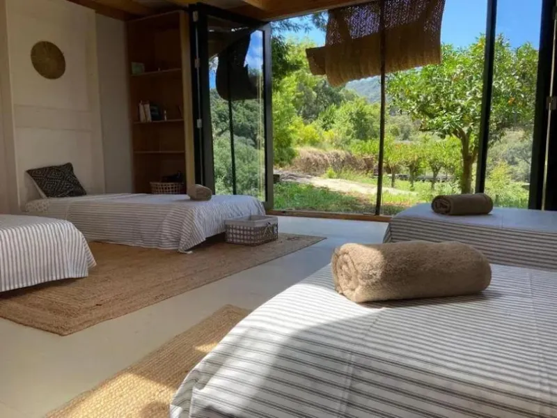 A biodynamic farm 20 minutes from Marbella, in a unique natural setting, with a river and mineral water spring at the foot of the farm, surrounded by trees. This self-sufficient farm boasts a wide variety of fruit trees and an organic garden.