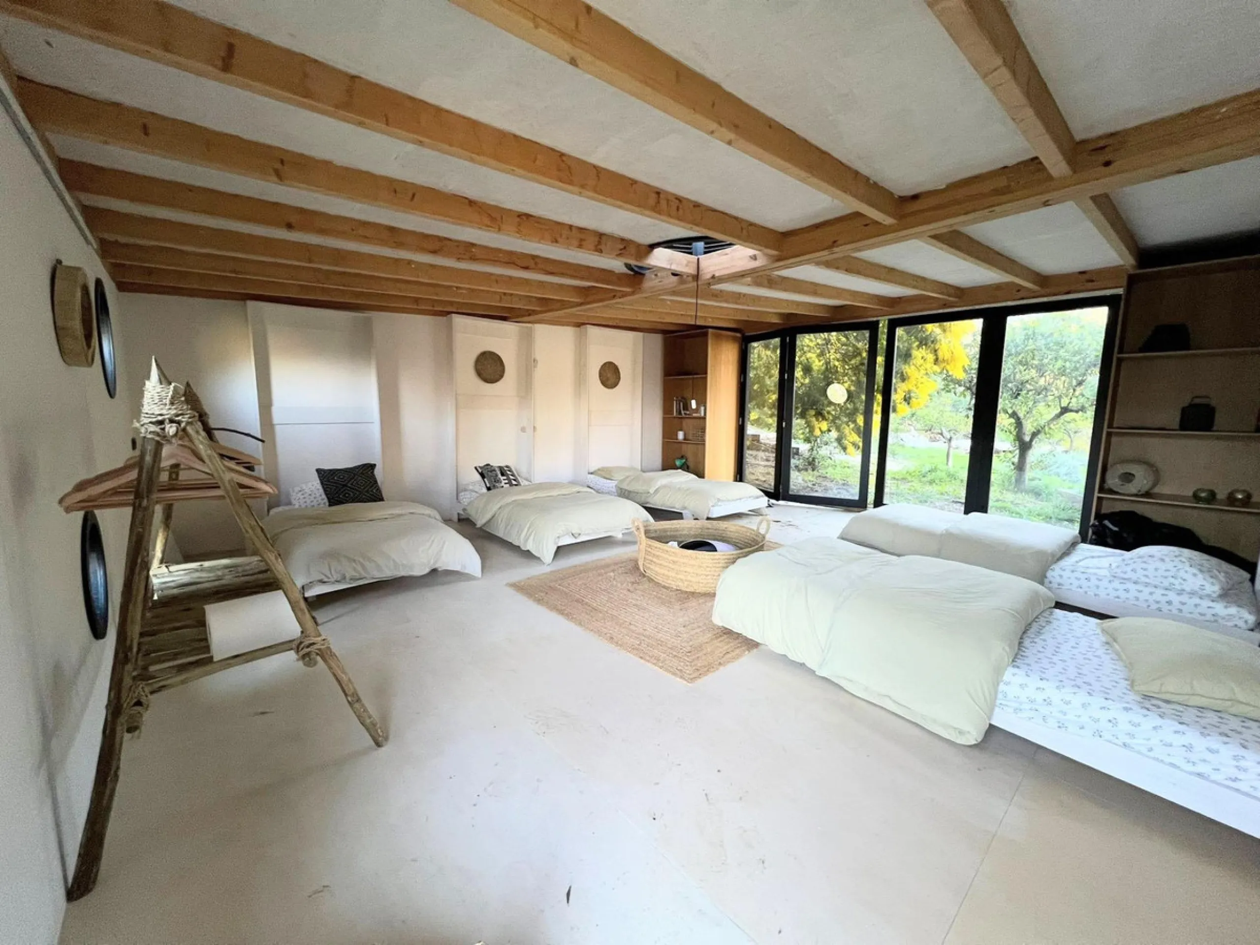 A biodynamic farm 20 minutes from Marbella, in a unique natural setting, with a river and mineral water spring at the foot of the farm, surrounded by trees. This self-sufficient farm boasts a wide variety of fruit trees and an organic garden.