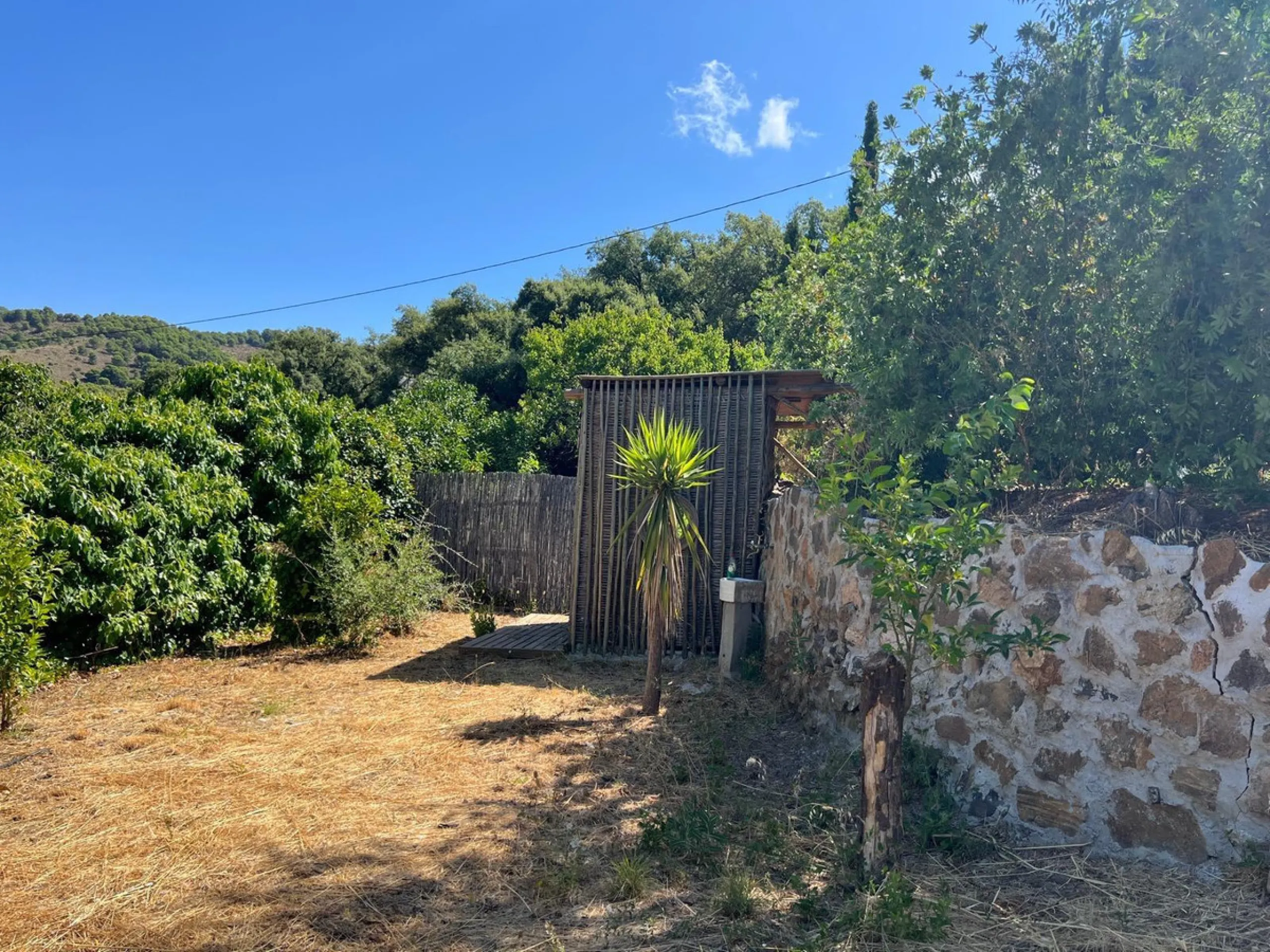 A biodynamic farm 20 minutes from Marbella, in a unique natural setting, with a river and mineral water spring at the foot of the farm, surrounded by trees. This self-sufficient farm boasts a wide variety of fruit trees and an organic garden.