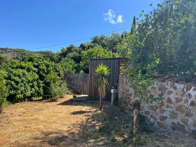 A biodynamic farm 20 minutes from Marbella, in a unique natural setting, with a river and mineral water spring at the foot of the farm, surrounded by trees. This self-sufficient farm boasts a wide variety of fruit trees and an organic garden.