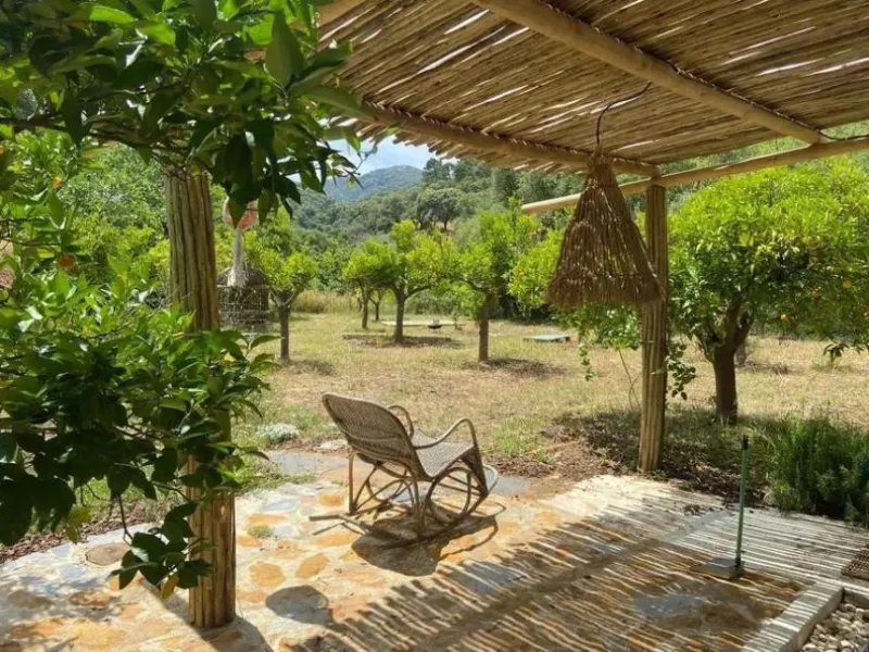 A biodynamic farm 20 minutes from Marbella, in a unique natural setting, with a river and mineral water spring at the foot of the farm, surrounded by trees. This self-sufficient farm boasts a wide variety of fruit trees and an organic garden.