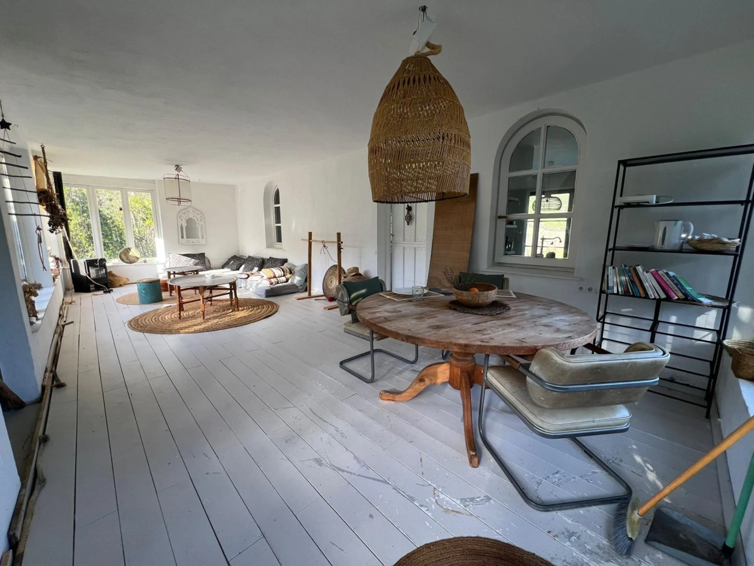 A biodynamic farm 20 minutes from Marbella, in a unique natural setting, with a river and mineral water spring at the foot of the farm, surrounded by trees. This self-sufficient farm boasts a wide variety of fruit trees and an organic garden.
